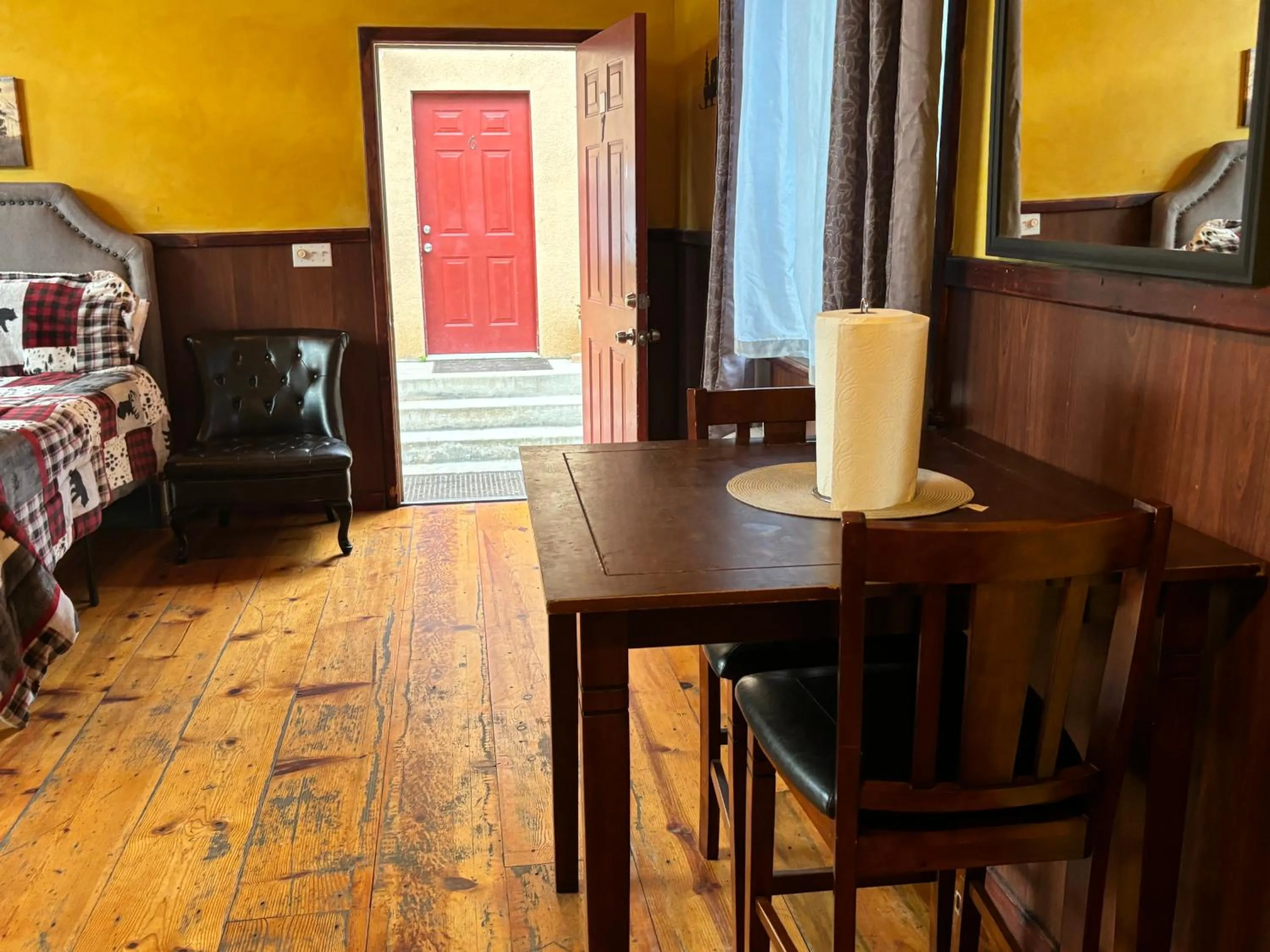 Dining area, Bed in Sequoia River Front Cabins