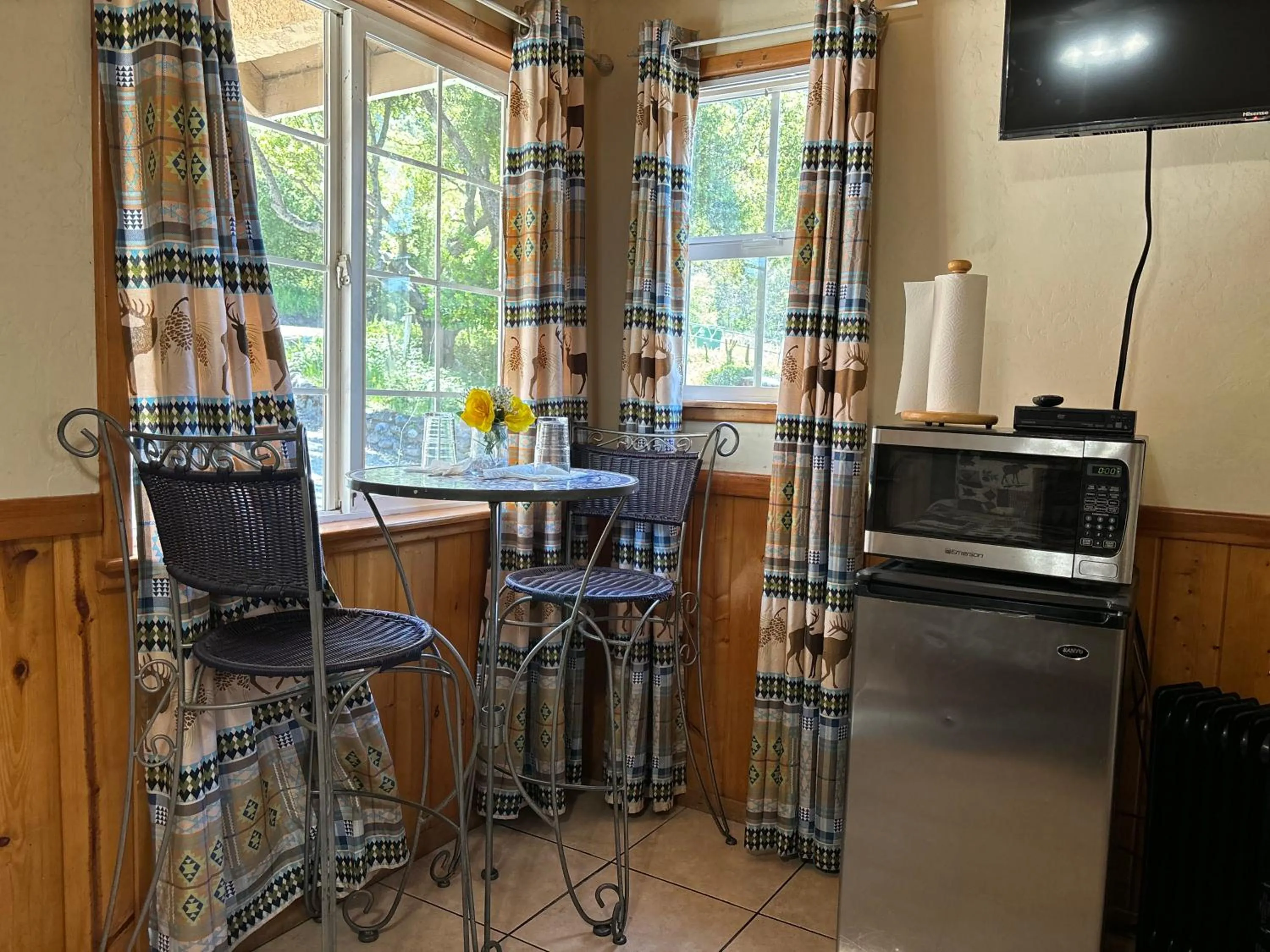 Dining area in Sequoia River Front Cabins