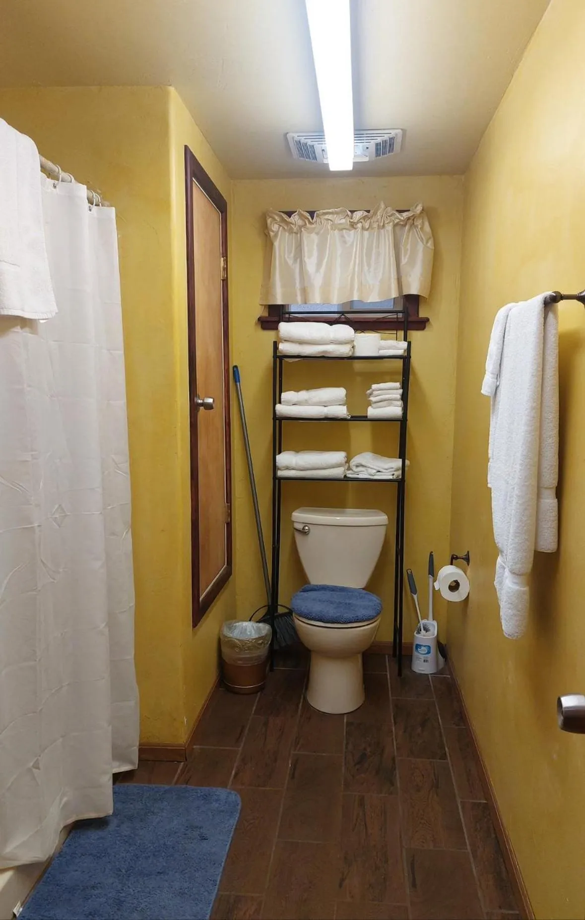 Bathroom in Sequoia River Front Cabins