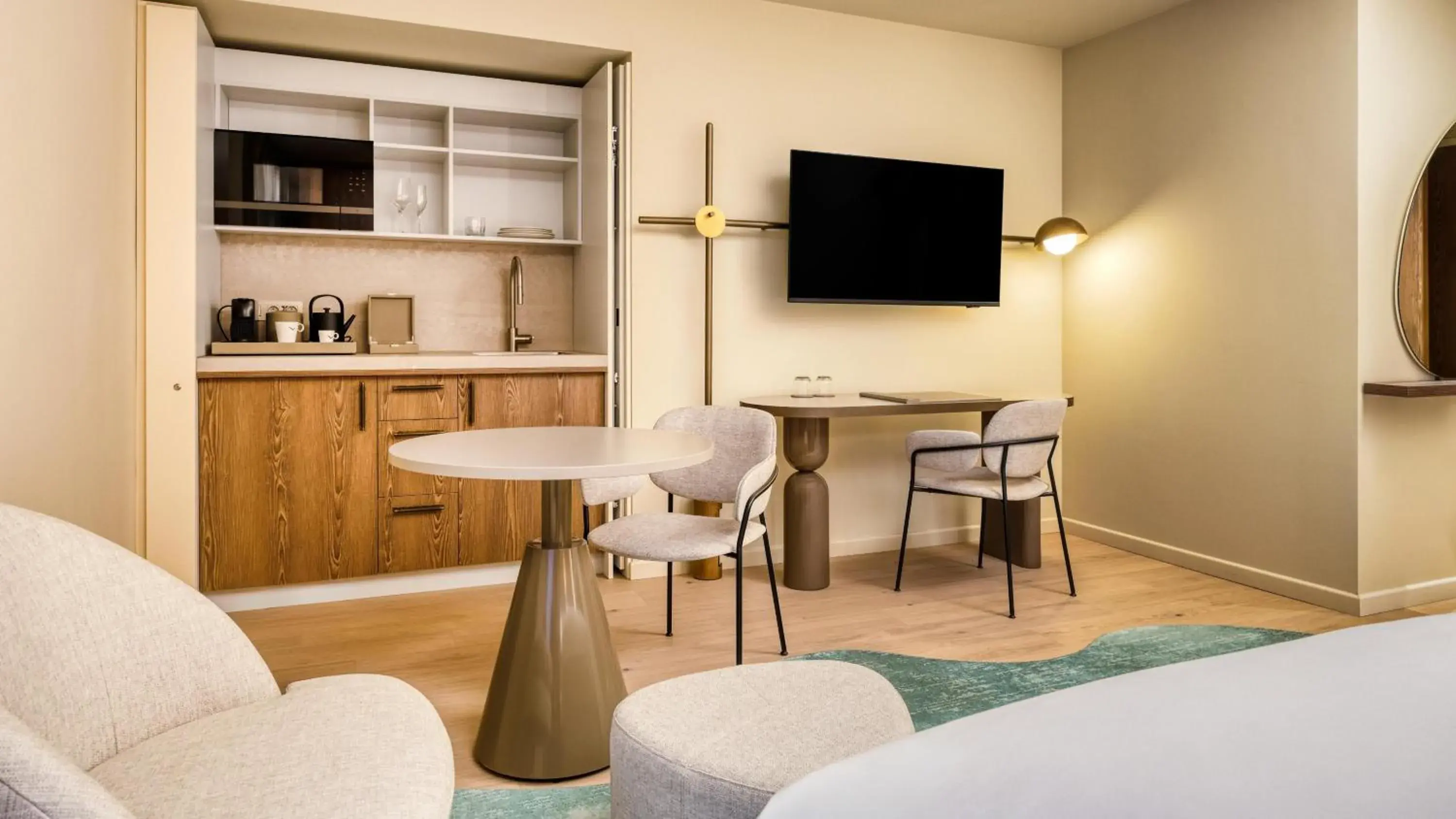 TV and multimedia, Bed in Mövenpick Hotel Brussels Airport TV and multimedia, Bed in Mövenpick Hotel Brussels Airport