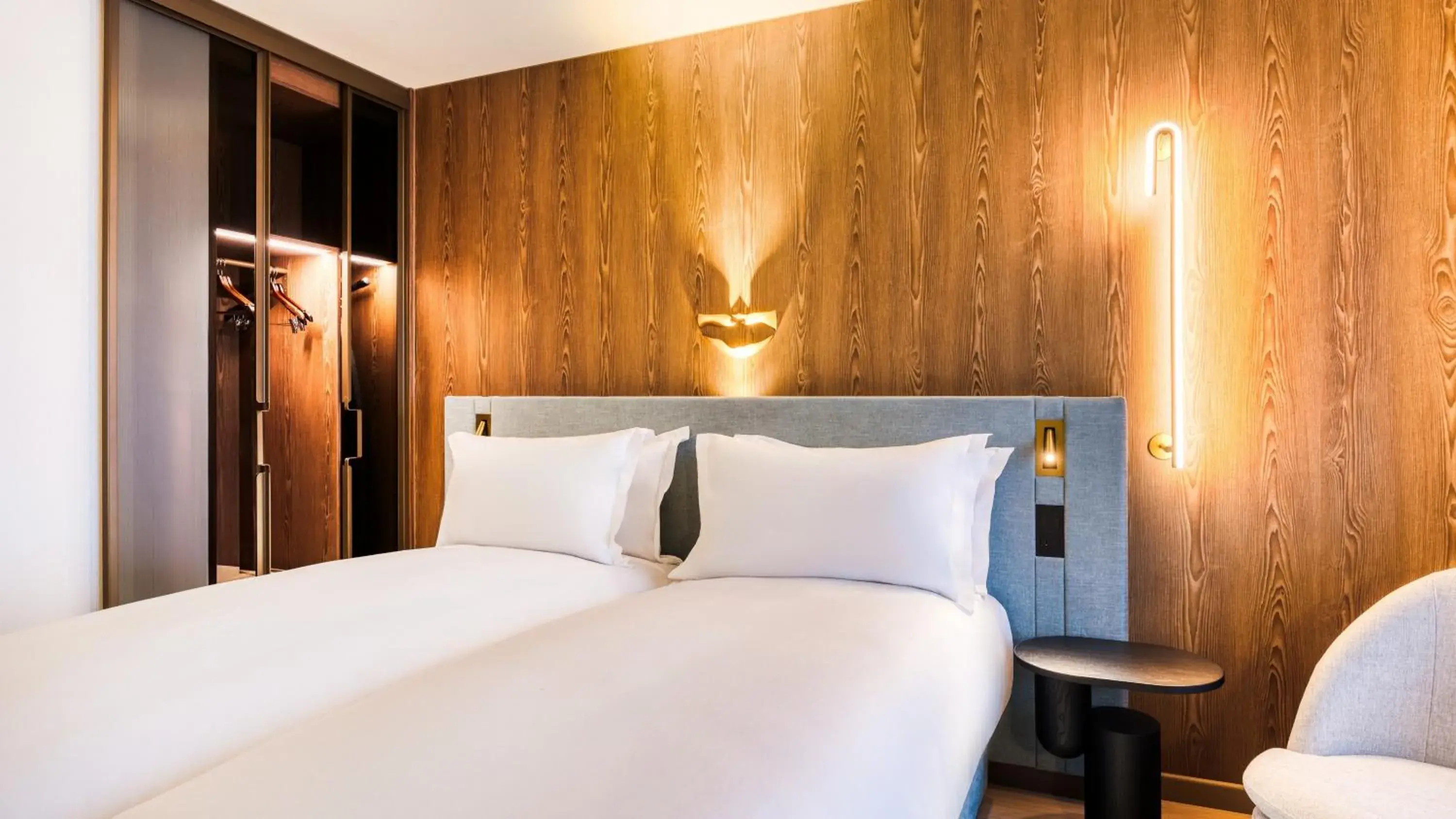 Bed in Mövenpick Hotel Brussels Airport Bed in Mövenpick Hotel Brussels Airport