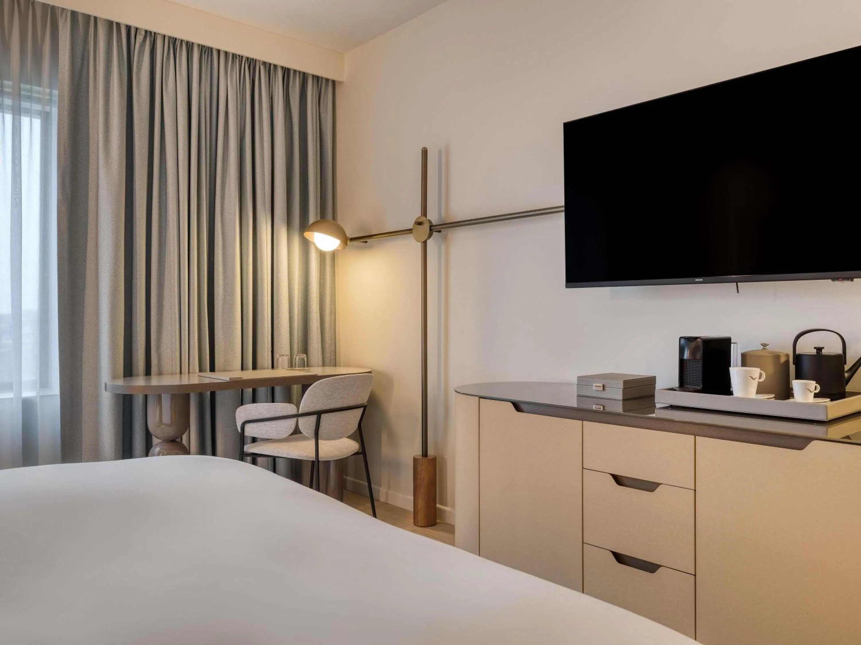 Bedroom, Bed in Mövenpick Hotel Brussels Airport