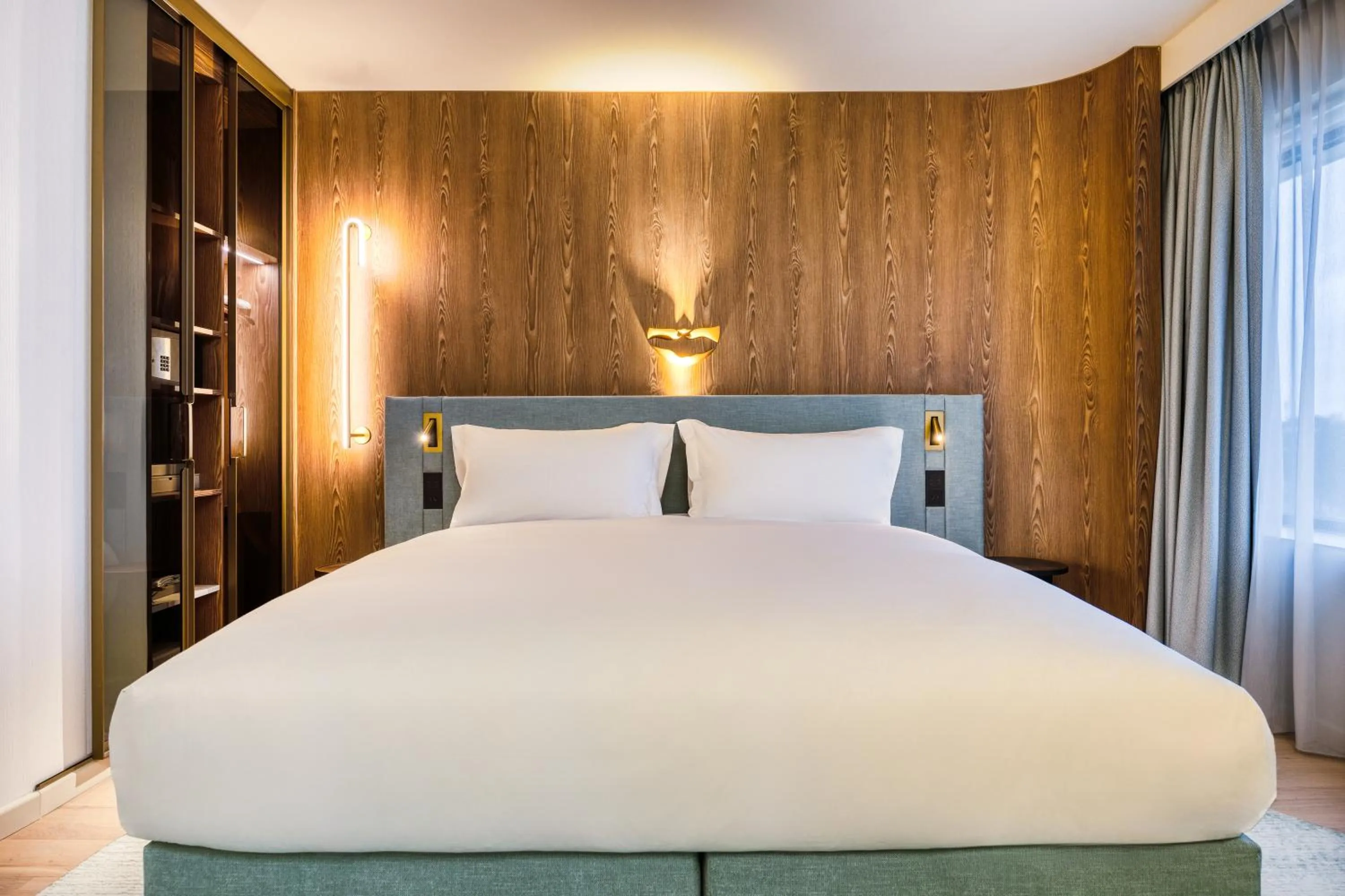 Bedroom, Bed in Mövenpick hotel Brussels airport