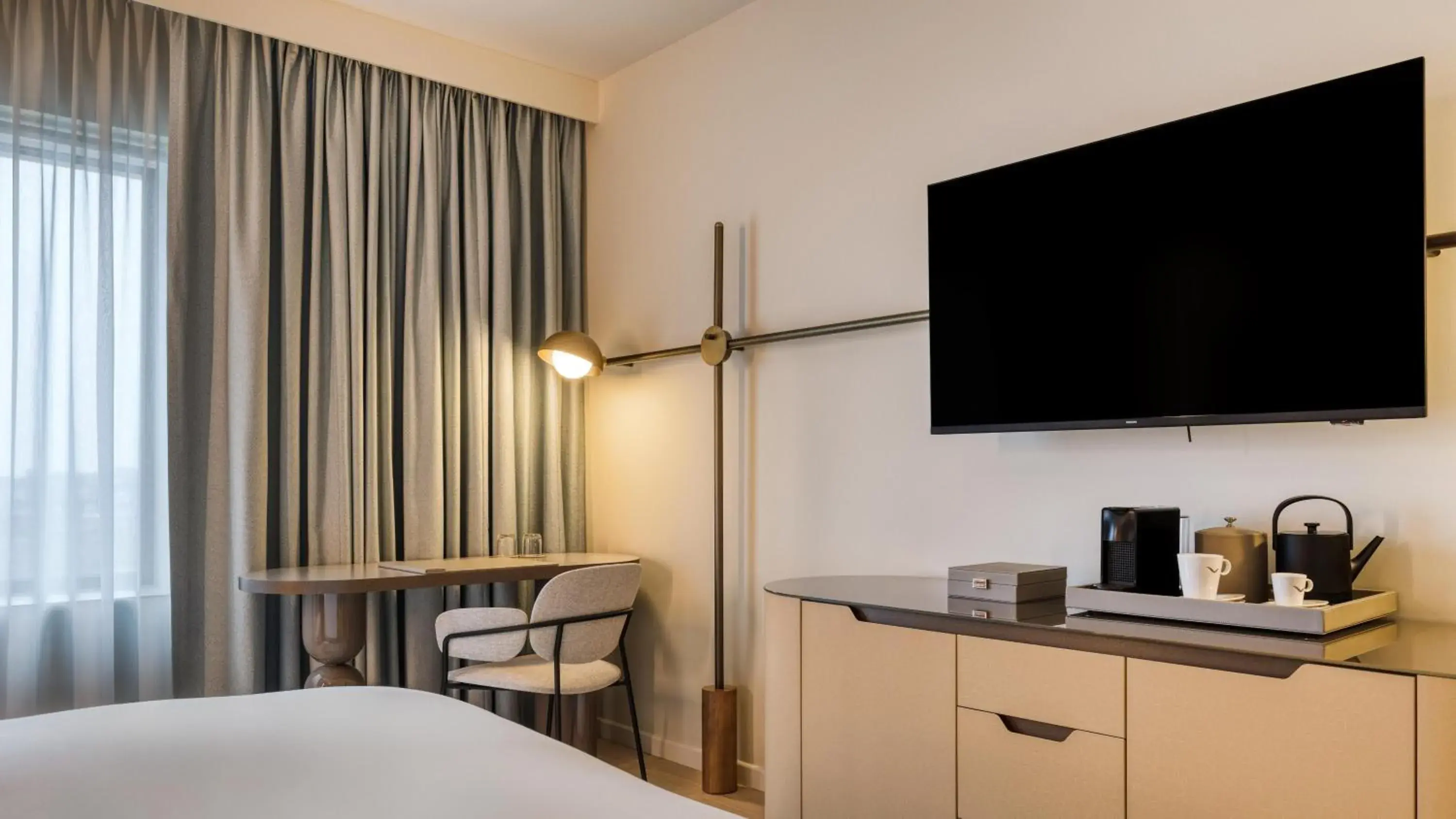 TV and multimedia, Bed in Mövenpick Hotel Brussels Airport TV and multimedia, Bed in Mövenpick Hotel Brussels Airport