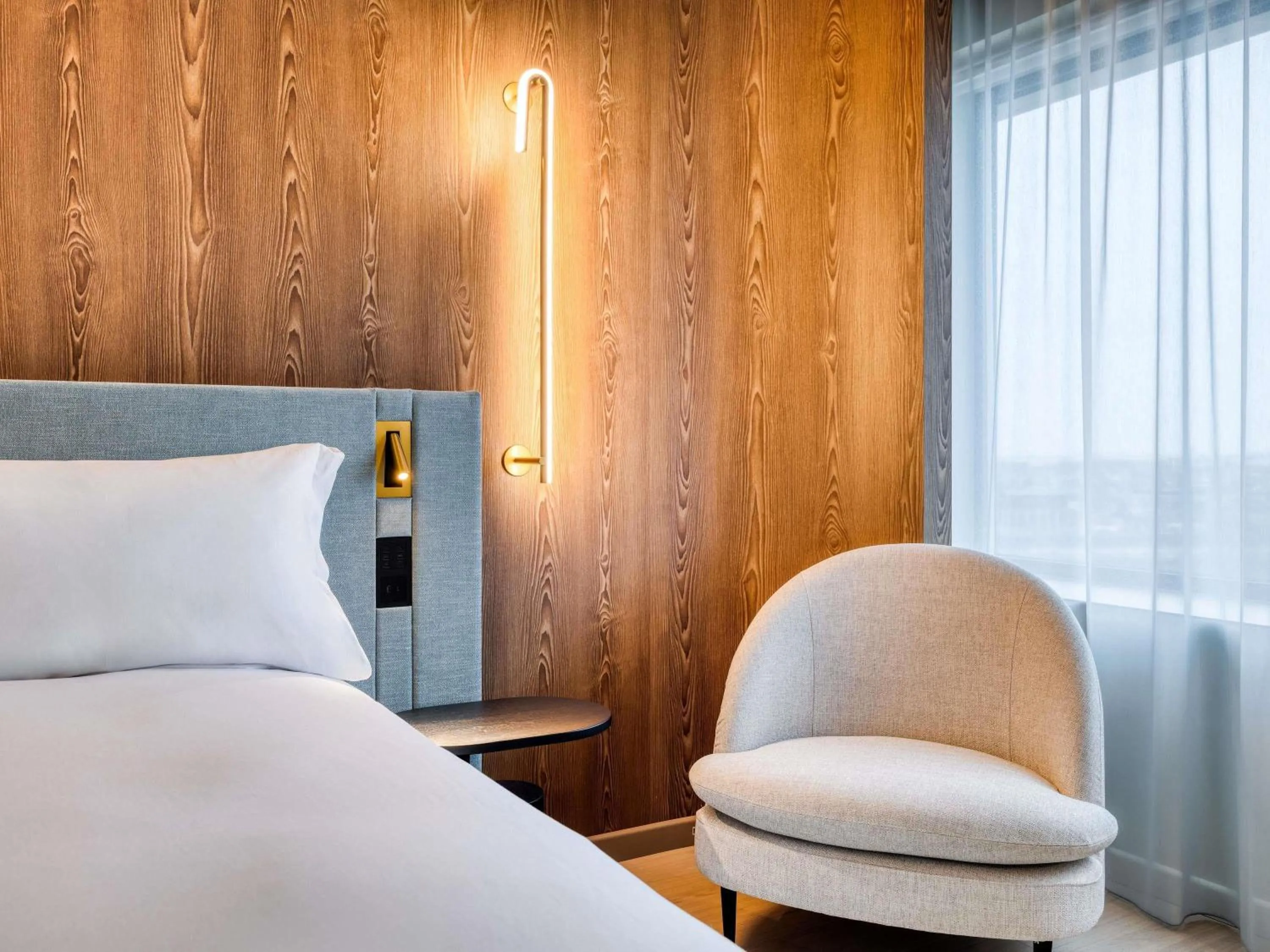 Bedroom, Bed in Mövenpick hotel Brussels airport