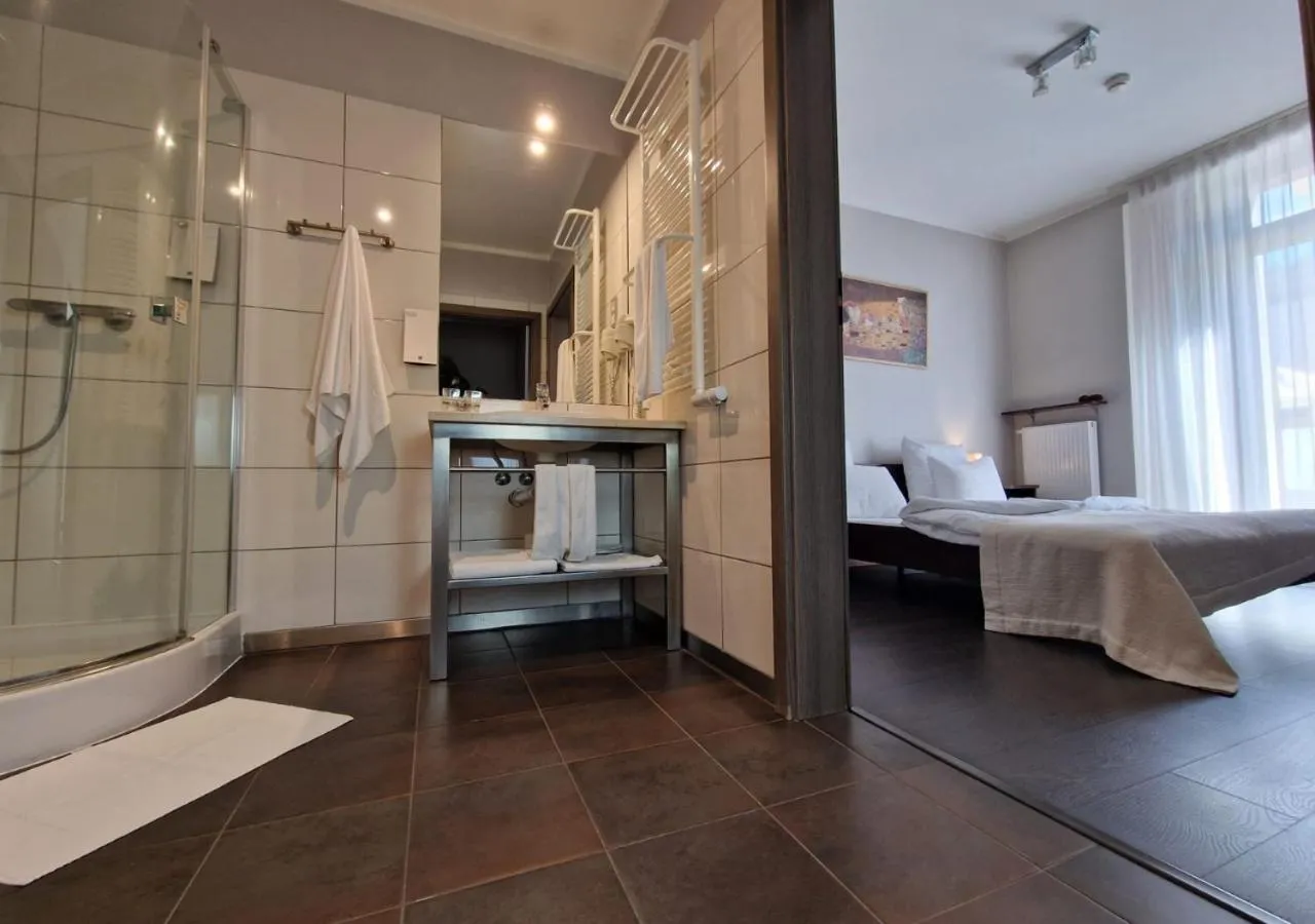 Shower, Bed in Hotel Grzegorzewski