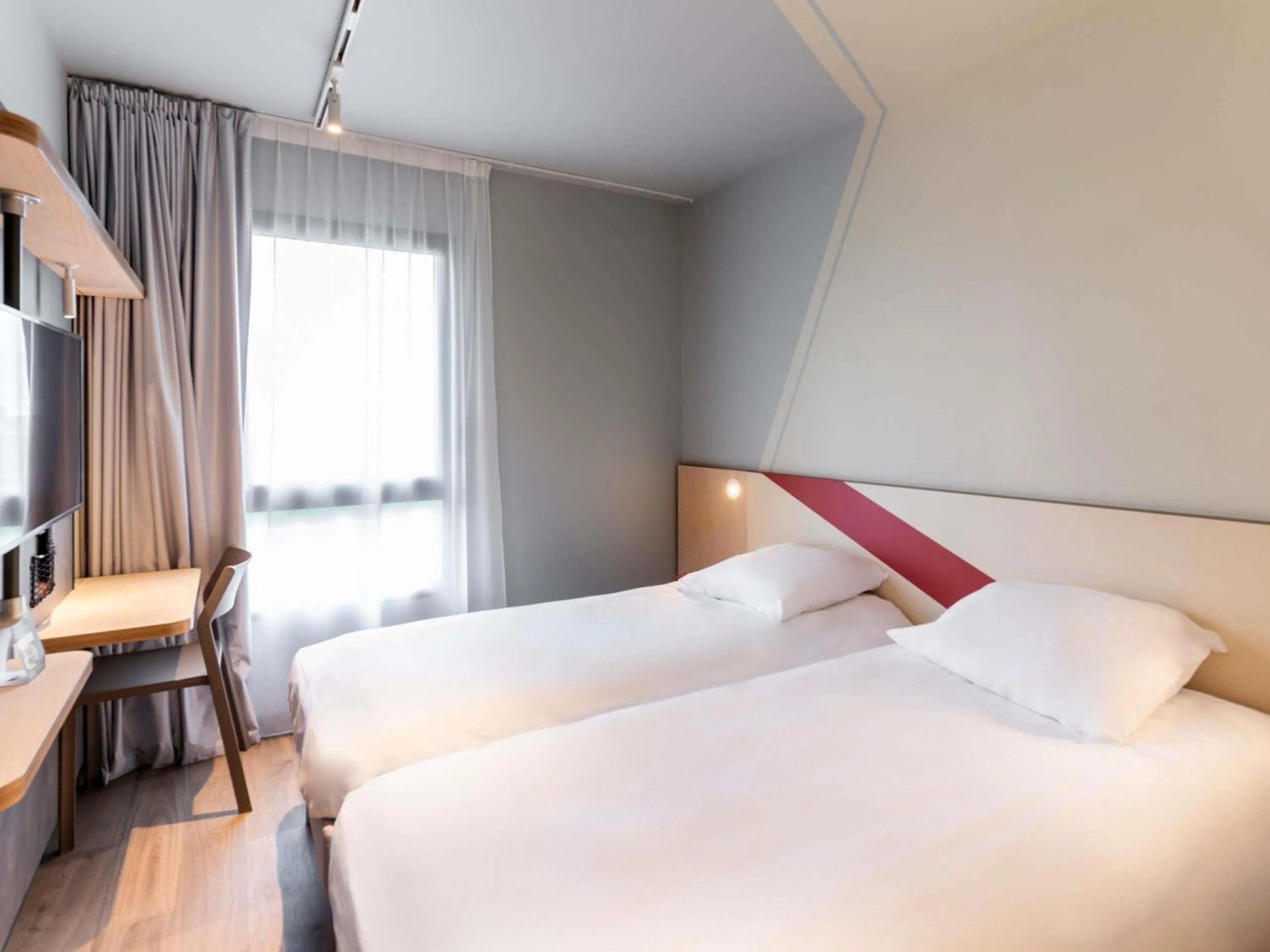 Bedroom, Bed in ibis budget Morlaix