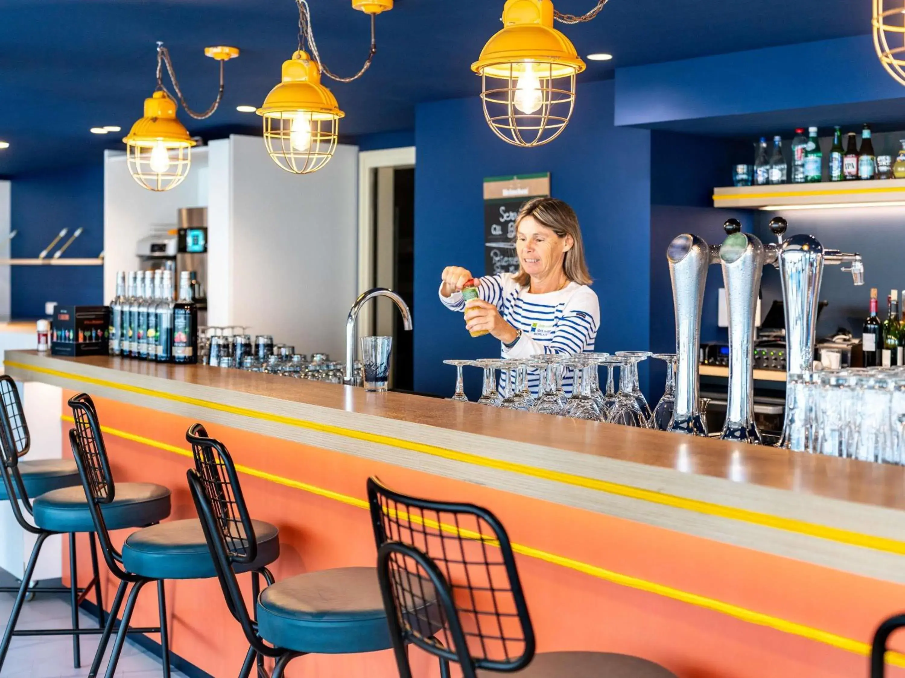 Lounge or bar in ibis budget Morlaix Lounge or bar in ibis budget Morlaix