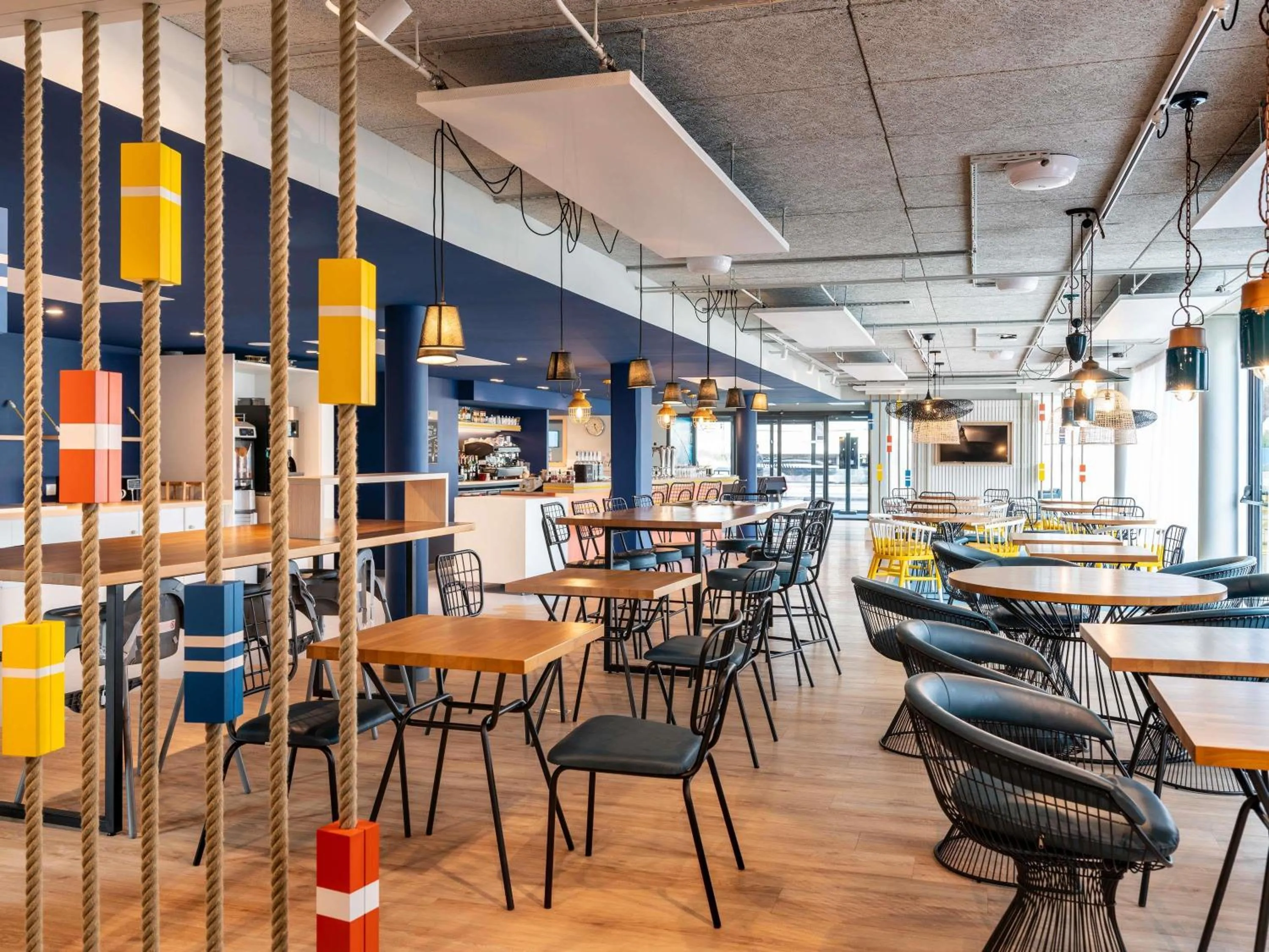 Lounge or bar in ibis budget Morlaix