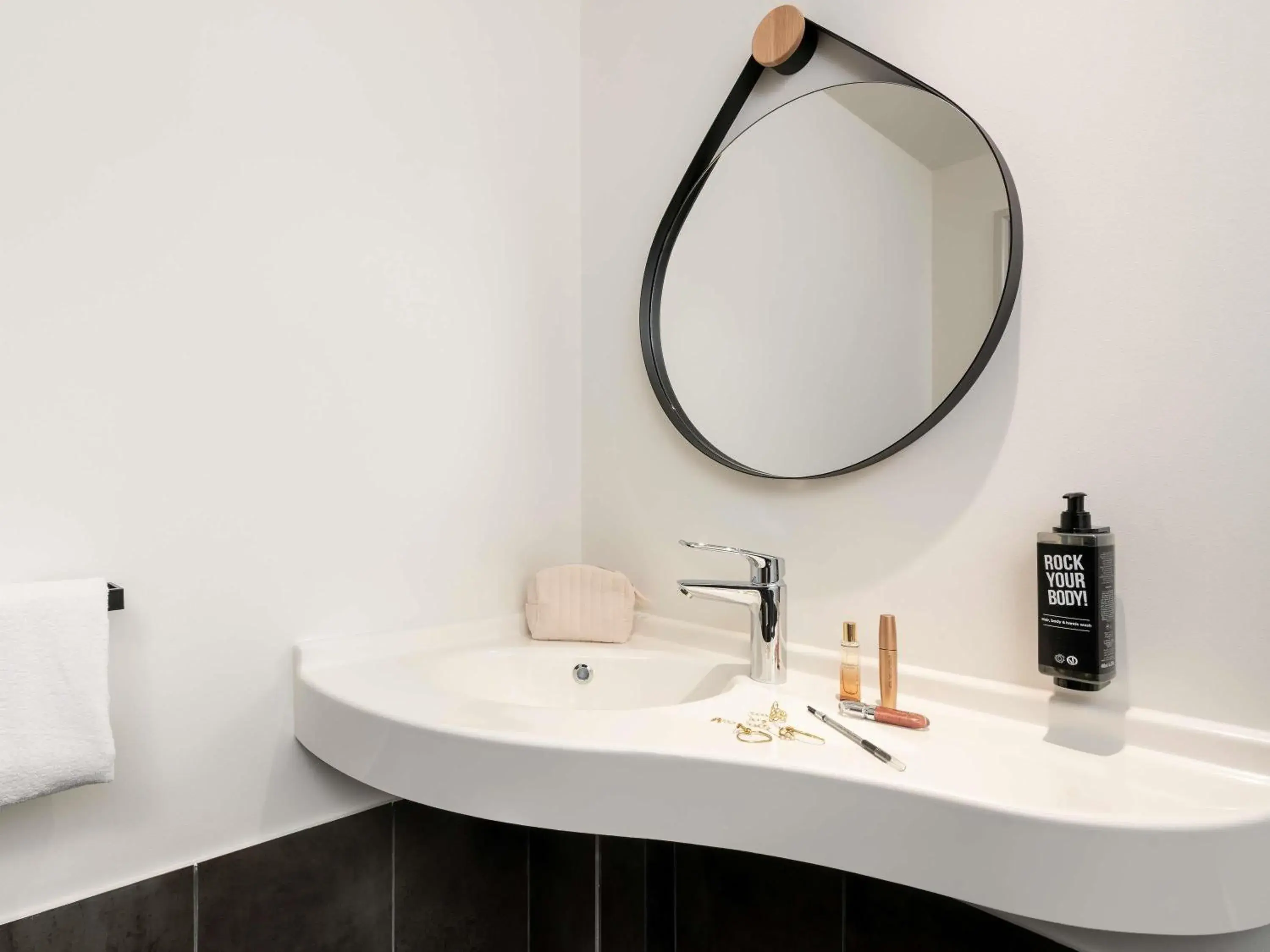 Bedroom in ibis Acheres St Germain en Laye Bedroom in ibis Acheres St Germain en Laye