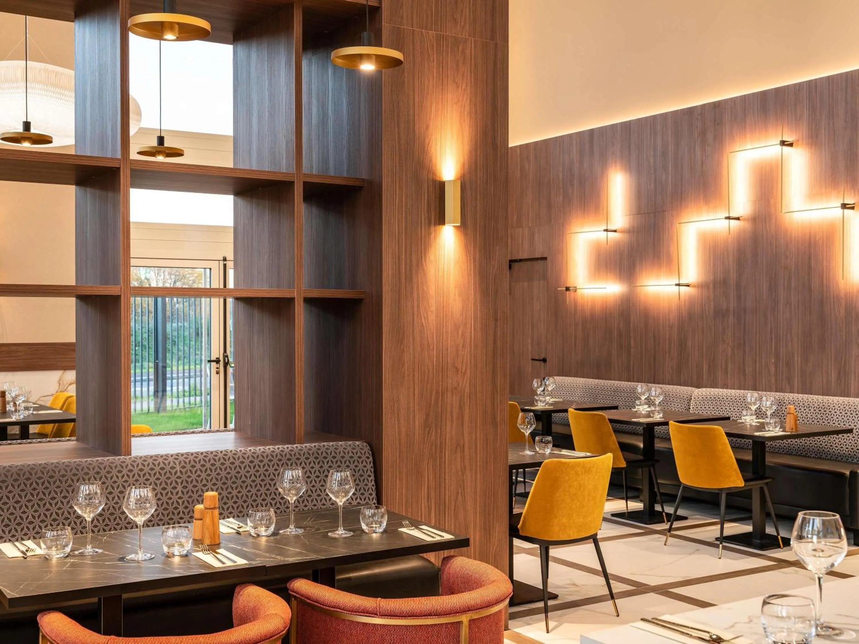 Restaurant/places to eat in Mercure Achères St Germain en Laye