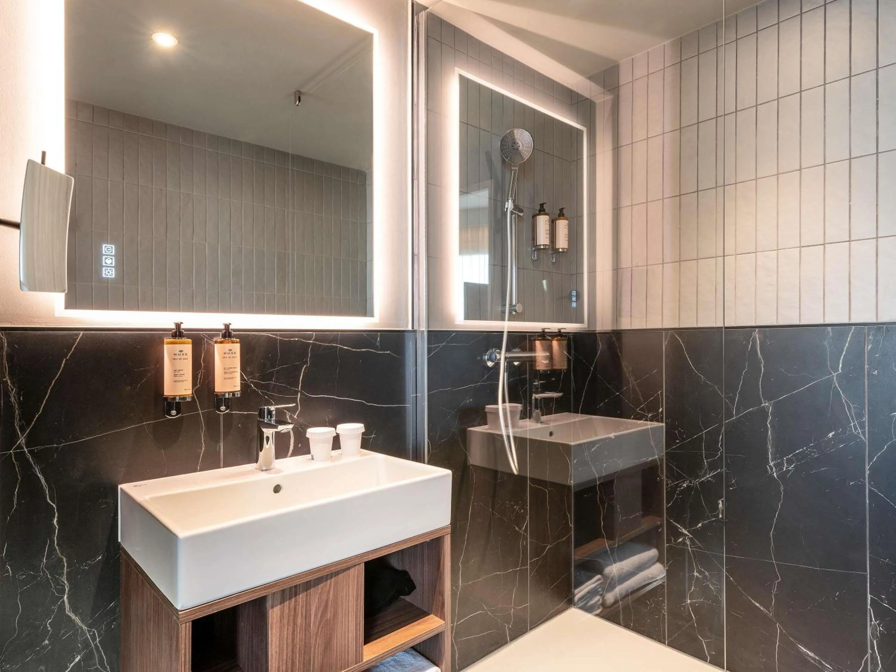 Bedroom in Mercure Achères St Germain en Laye