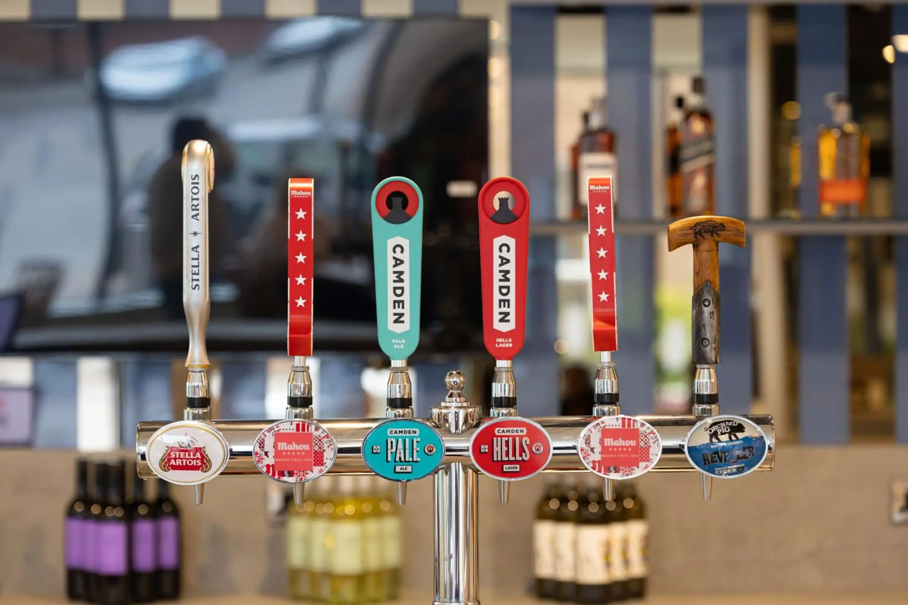 Lounge or bar in Hampton By Hilton Nuneaton Lounge or bar in Hampton By Hilton Nuneaton