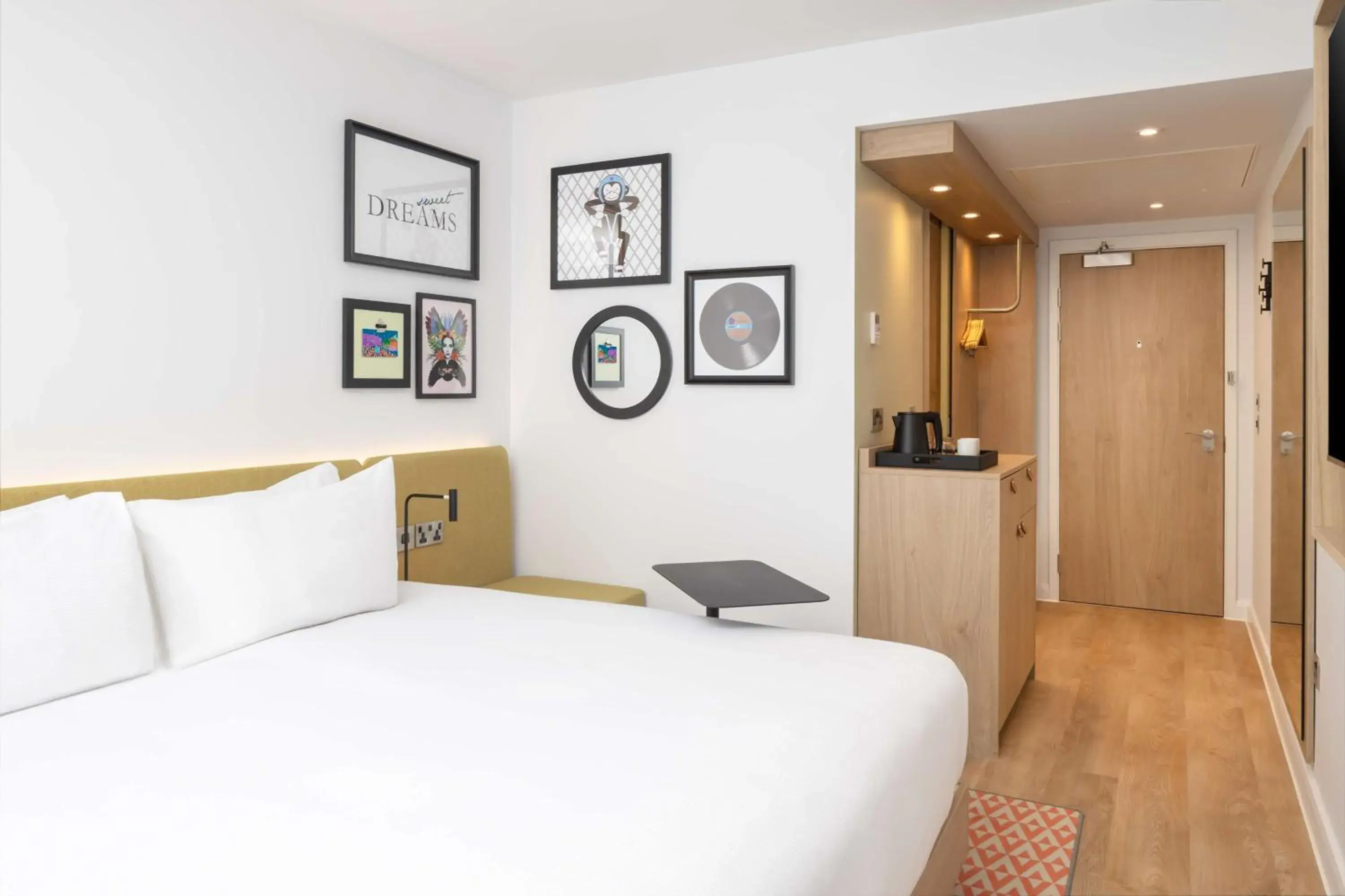 Super King Room in Hampton By Hilton Nuneaton Super King Room in Hampton By Hilton Nuneaton