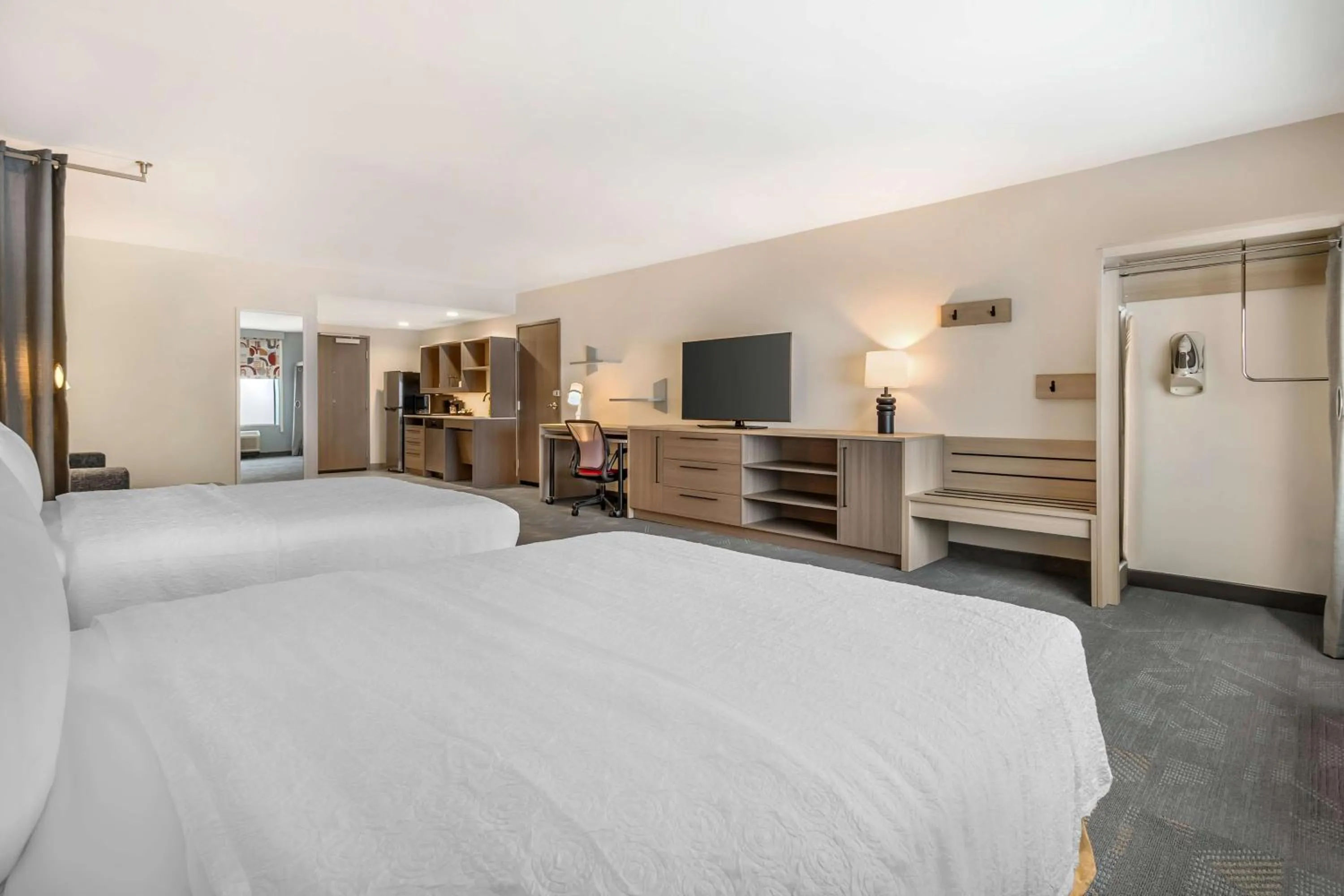 Kitchen or kitchenette, Bed in Home2 Suites By Hilton Reynoldsburg Columbus East