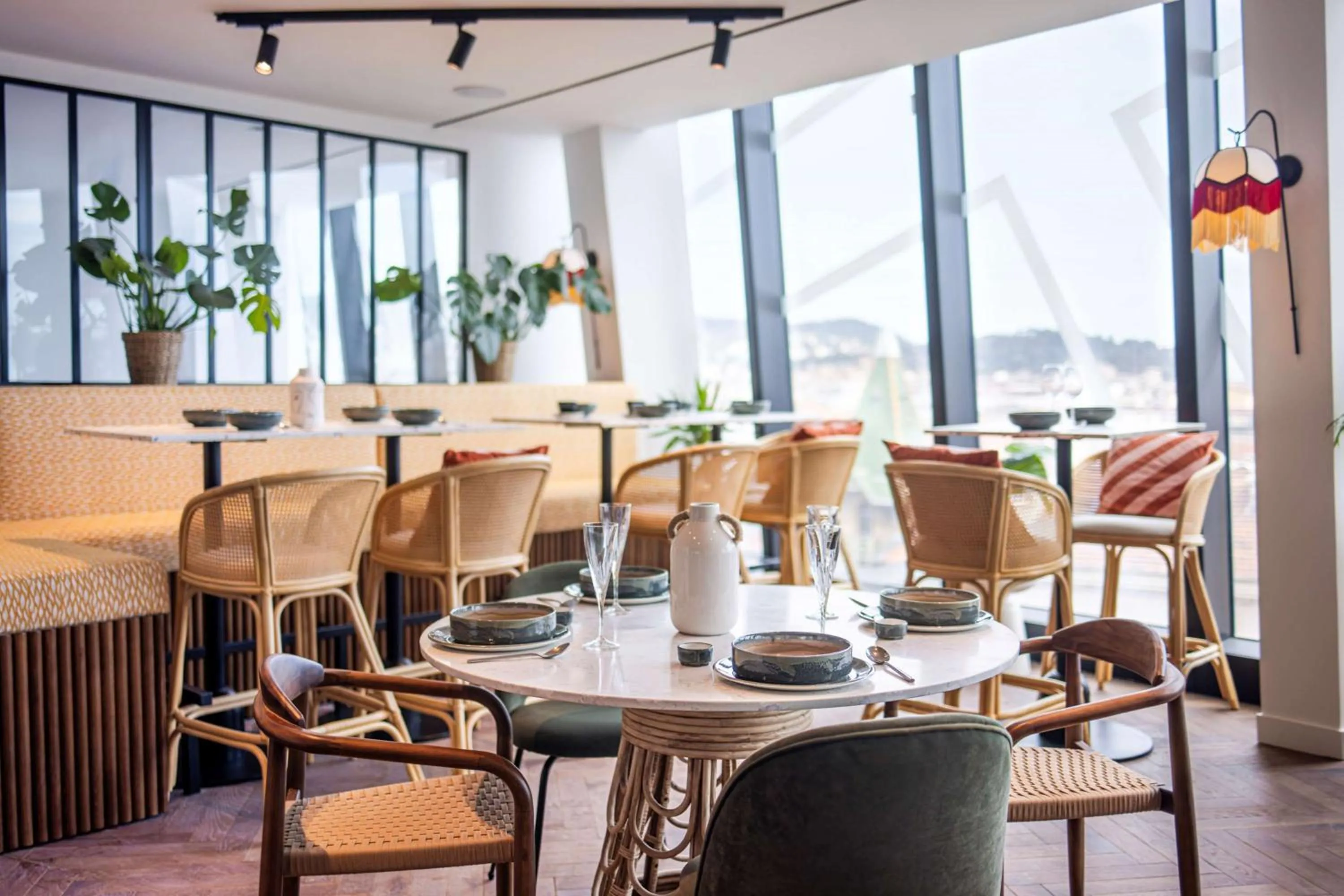 Restaurant/places to eat in Doubletree By Hilton Nice Centre Iconic