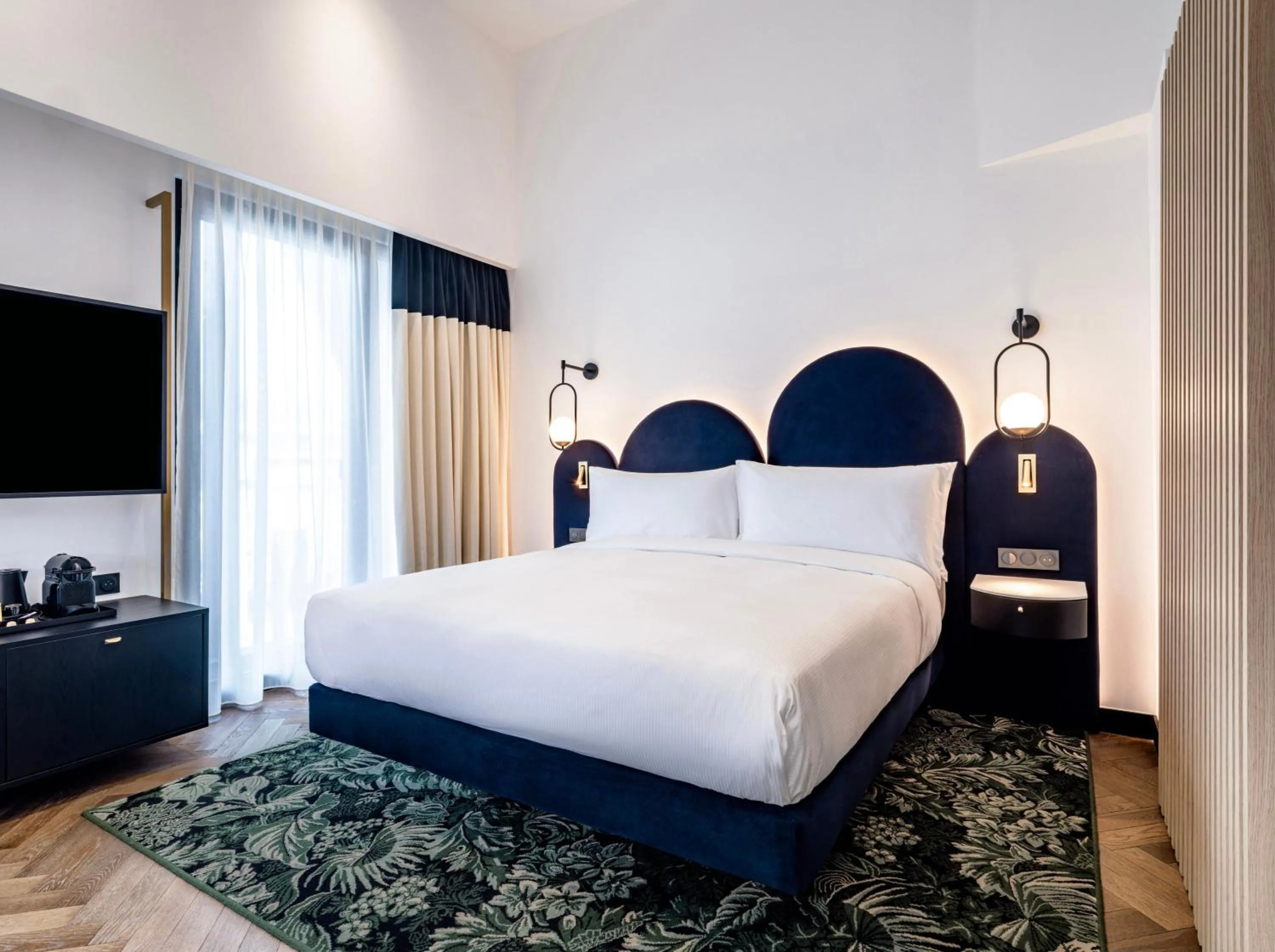 Bedroom, Bed in Doubletree By Hilton Nice Centre Iconic