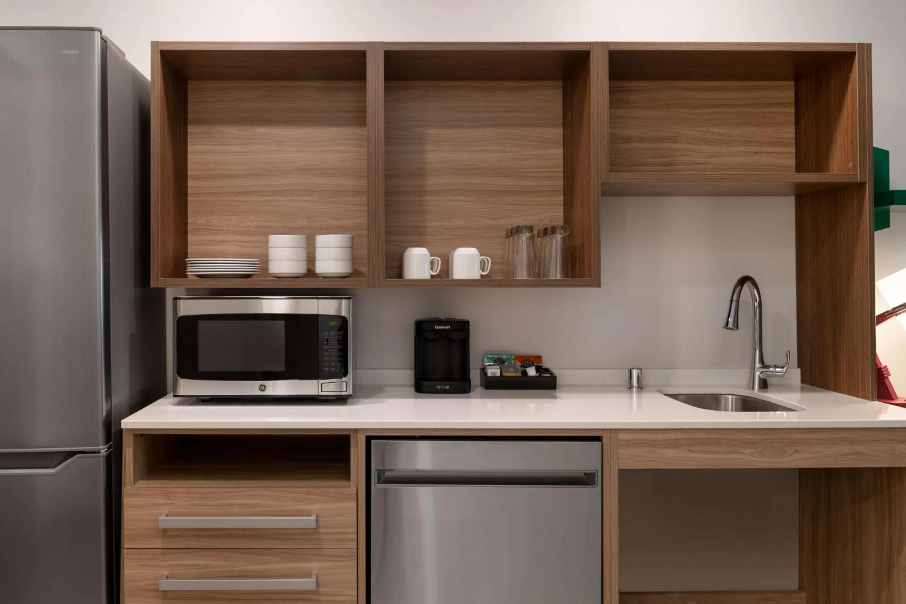 Kitchen or kitchenette in Home2 Suites By Hilton Sheboygan