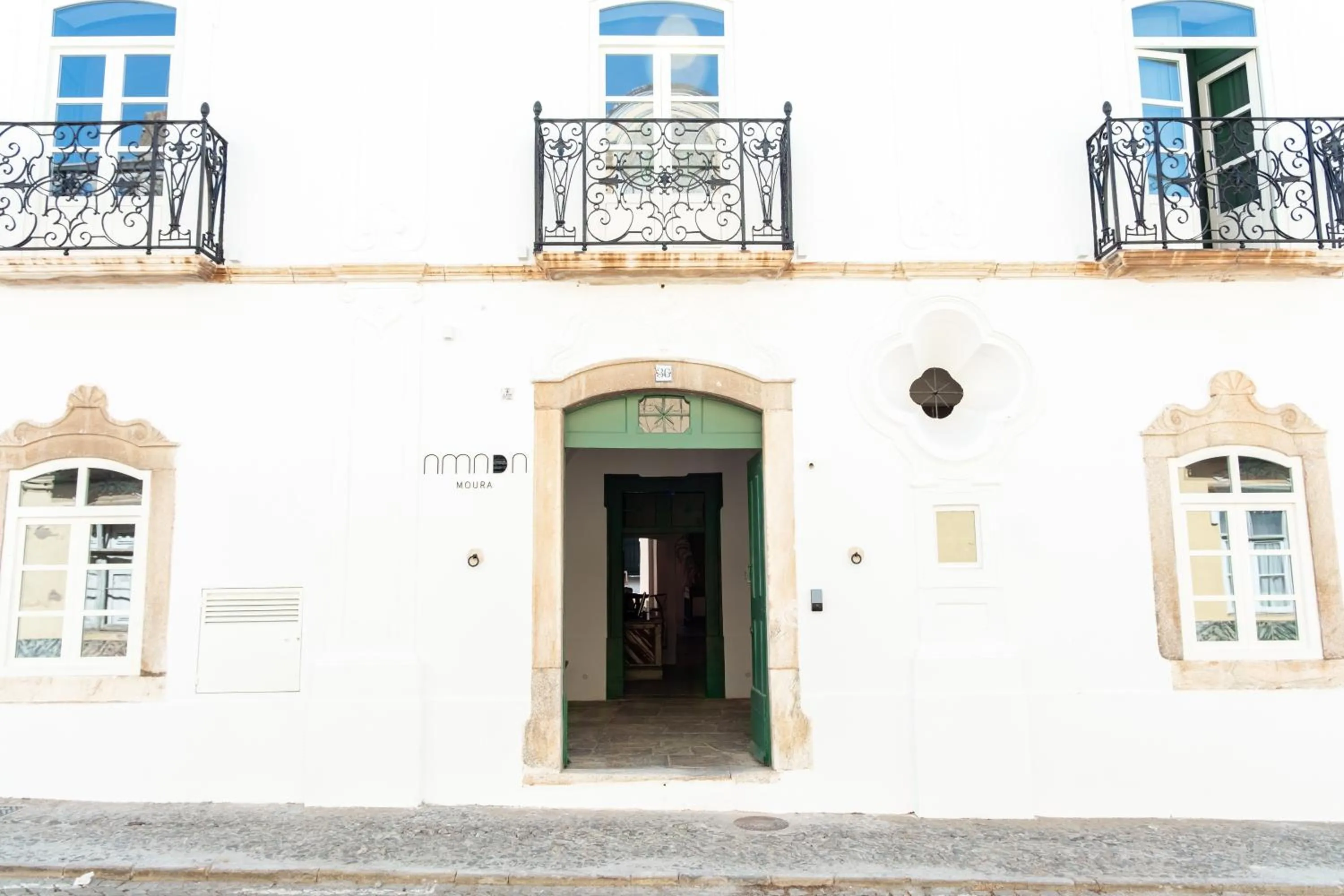 Facade/entrance in Amada Moura