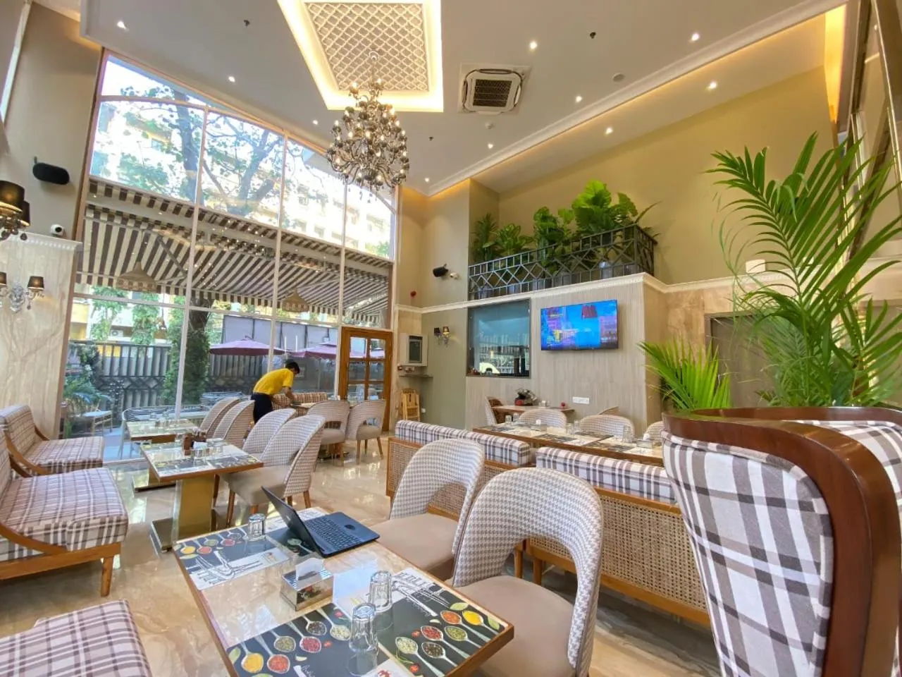 Restaurant/places to eat in Hotel Mumbai House Mindspace Malad