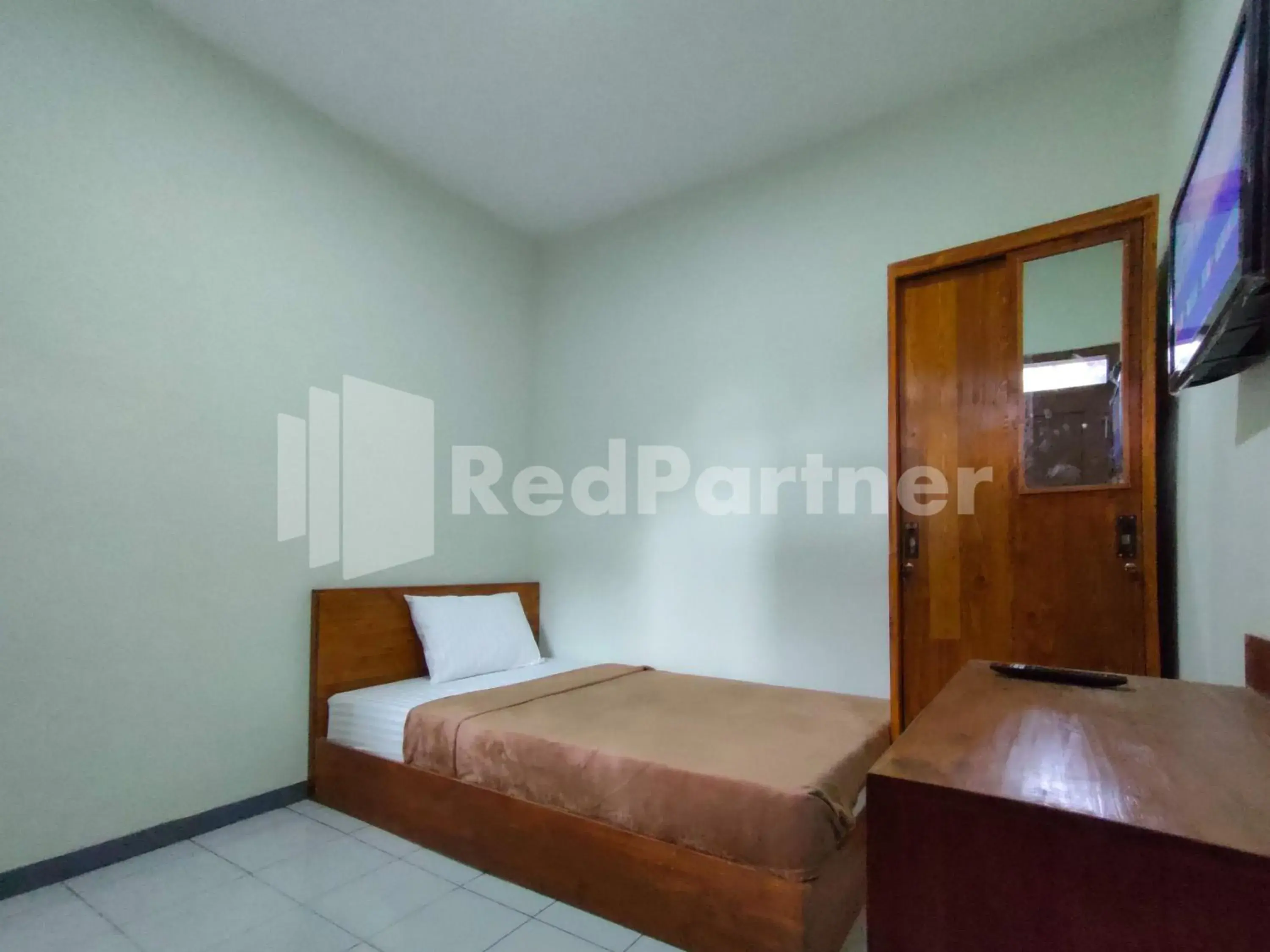 Single Room - single occupancy in Saijaan Guesthouse UNEJ RedPartner Single Room - single occupancy in Saijaan Guesthouse UNEJ RedPartner