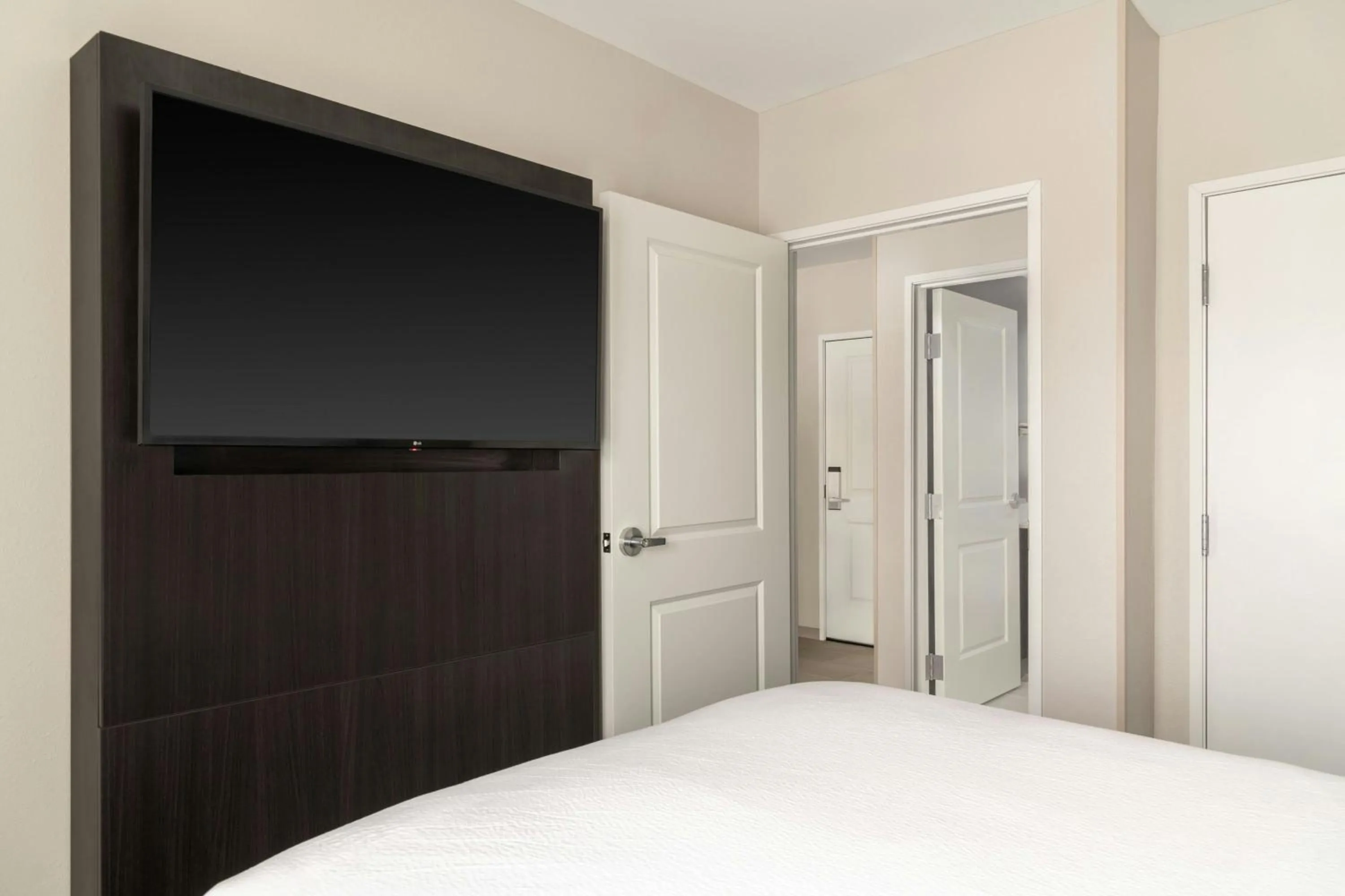 Bedroom, Bed in Residence Inn by Marriott Detroit Dearborn