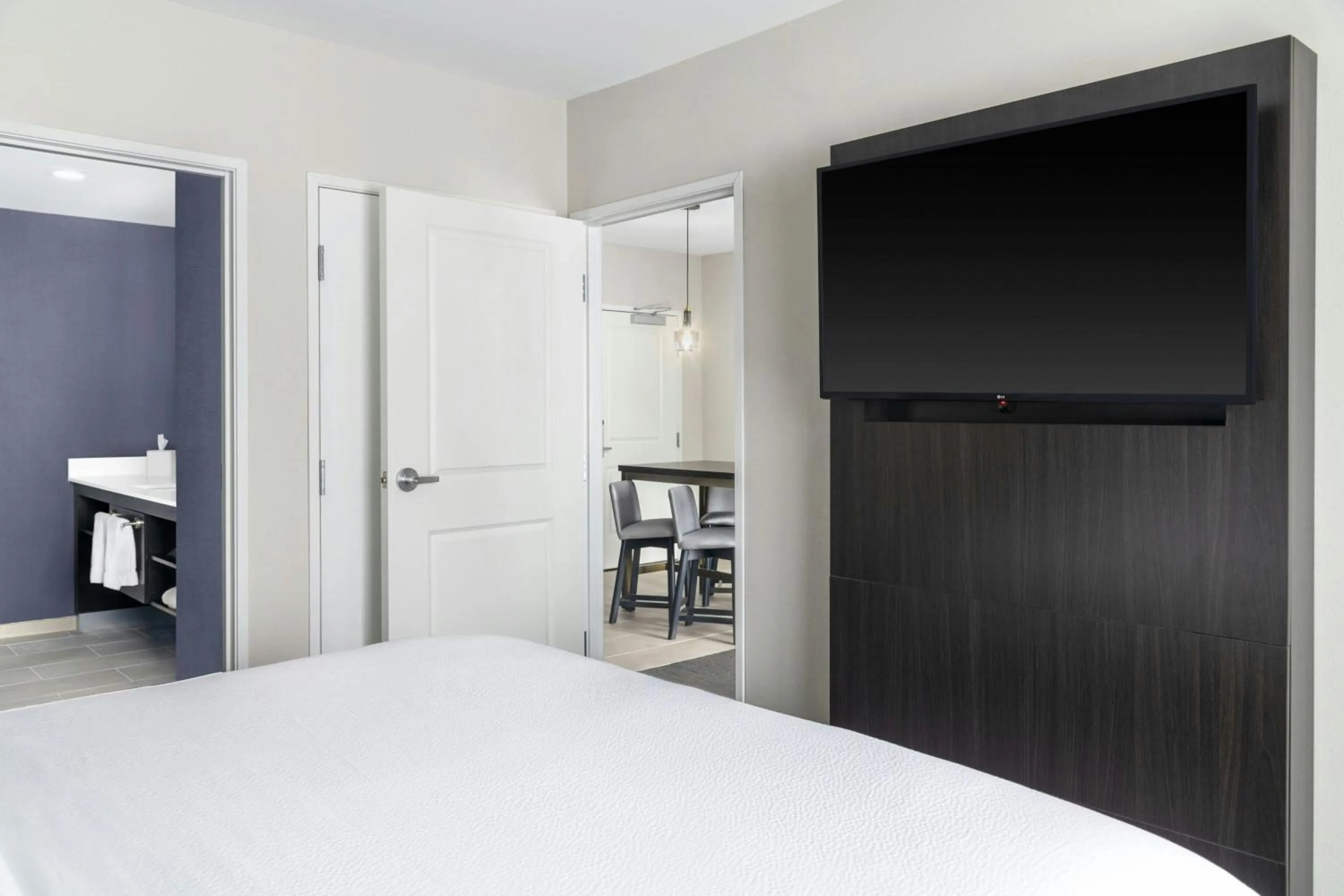Bedroom, Bed in Residence Inn by Marriott Detroit Dearborn