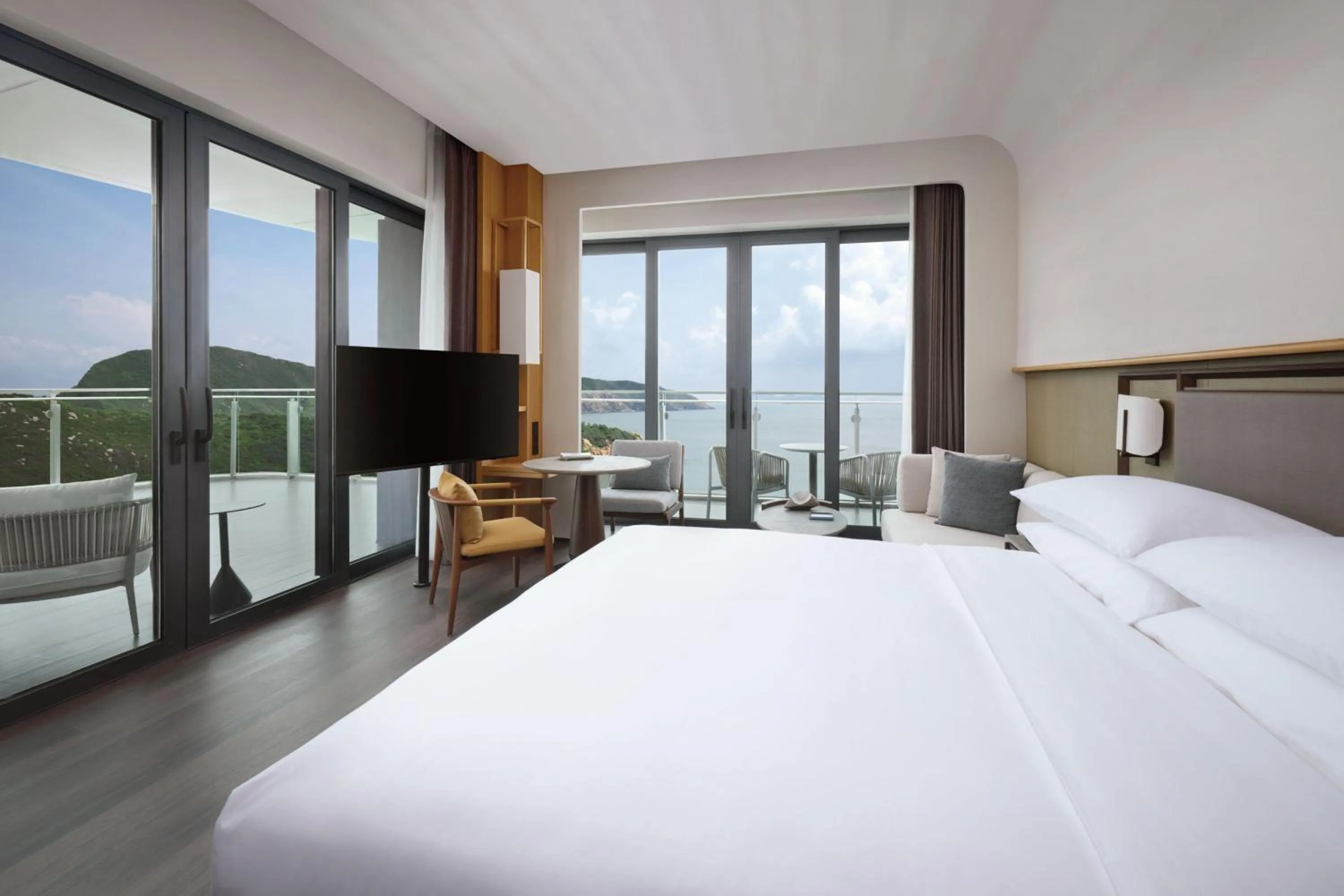 Photo of the whole room, Bed in Zhuhai Dong'ao Island Marriott Resort and Spa