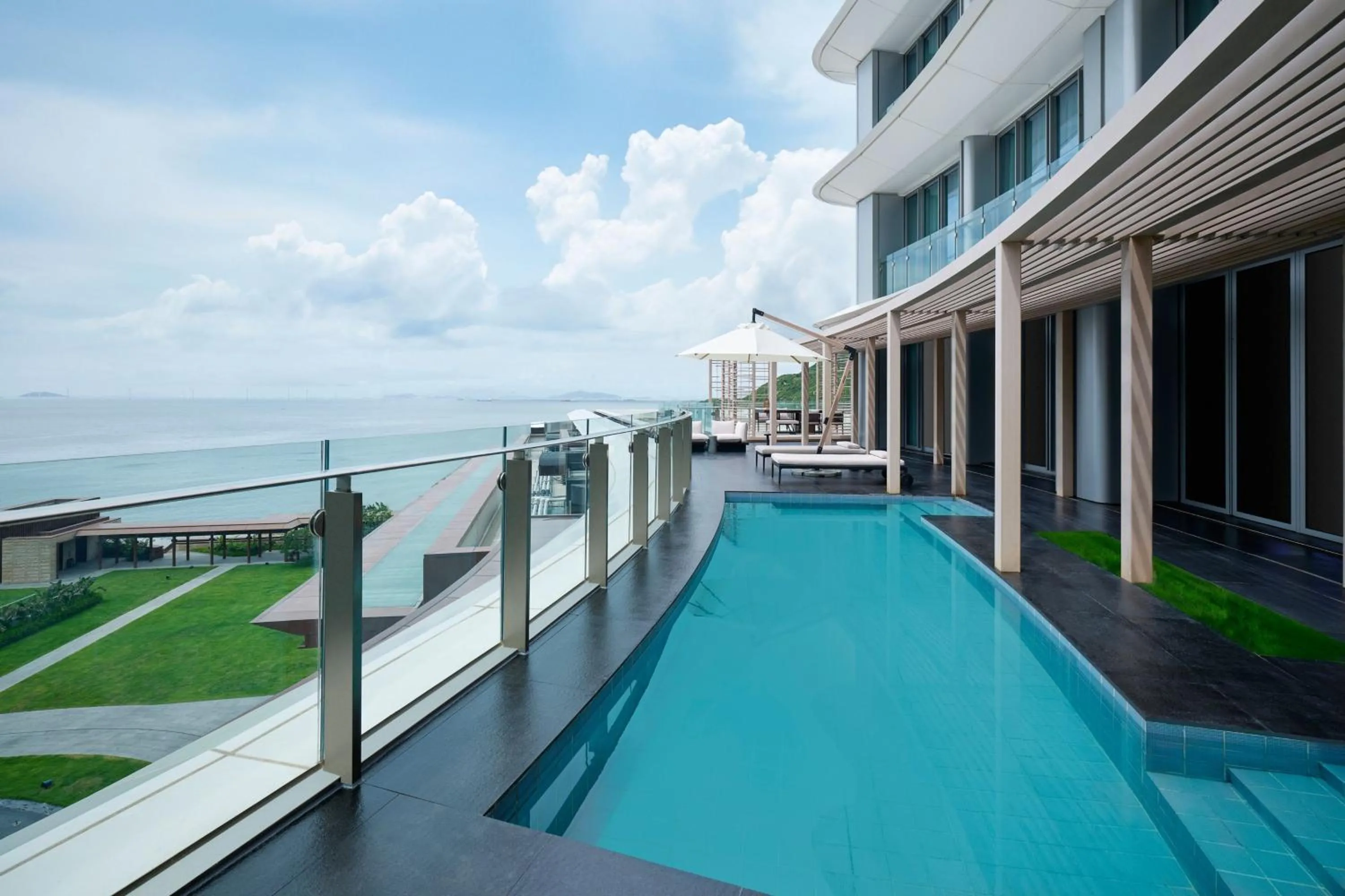 Swimming pool in Zhuhai Dong'ao Island Marriott Resort and Spa