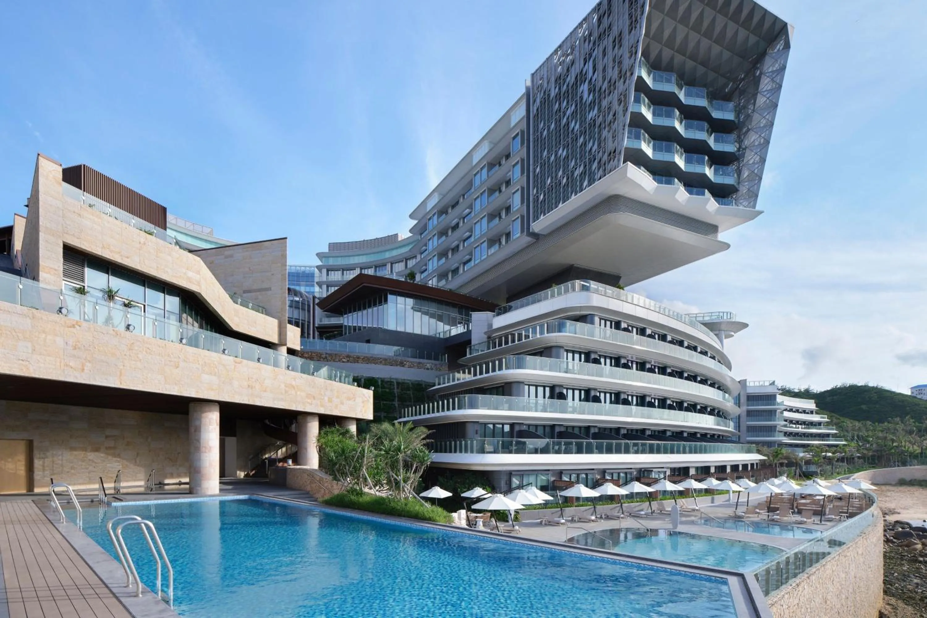 Swimming pool in Zhuhai Dong'ao Island Marriott Resort and Spa