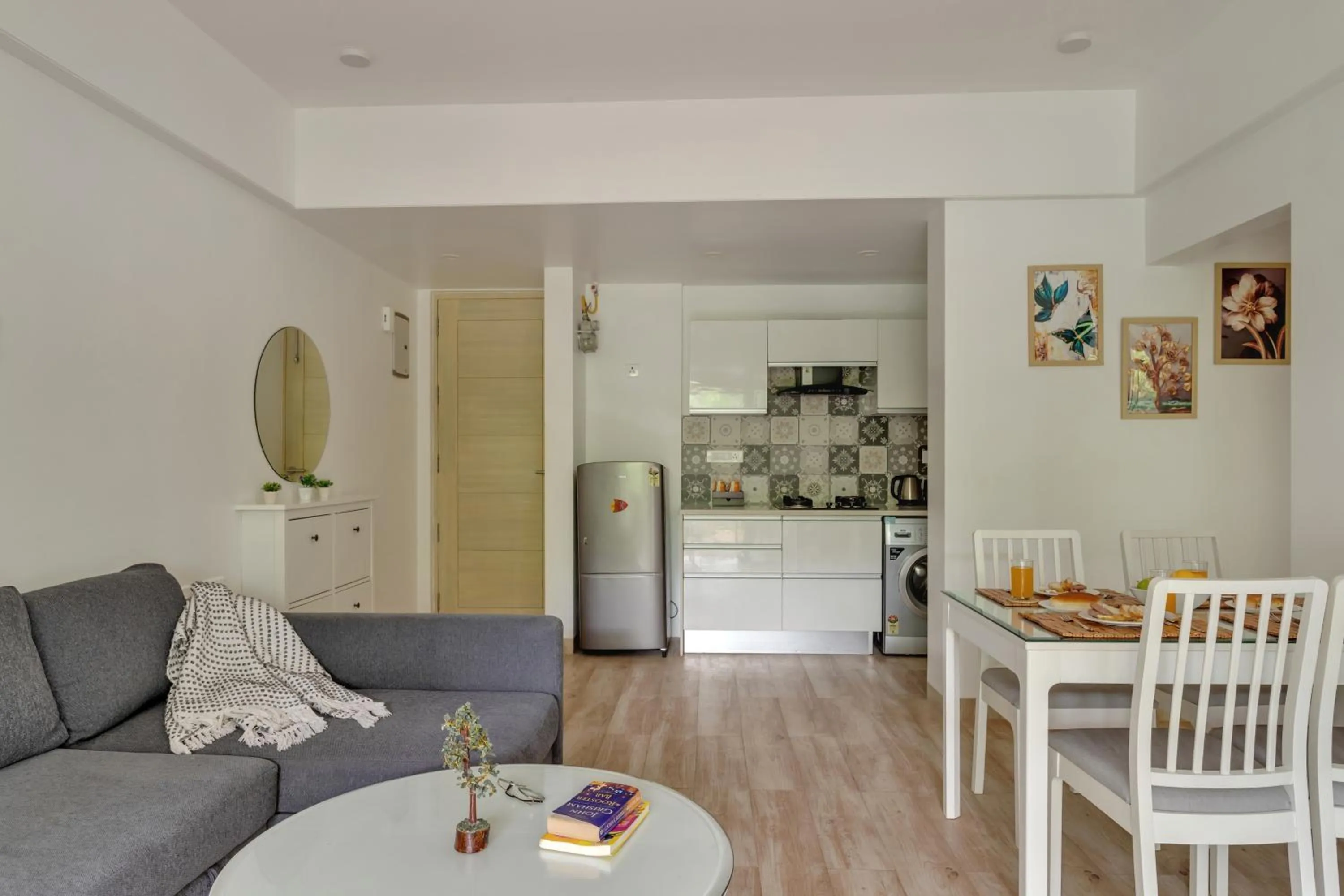 Living room in D'Retreat 1BHK Apartment by tisyastays