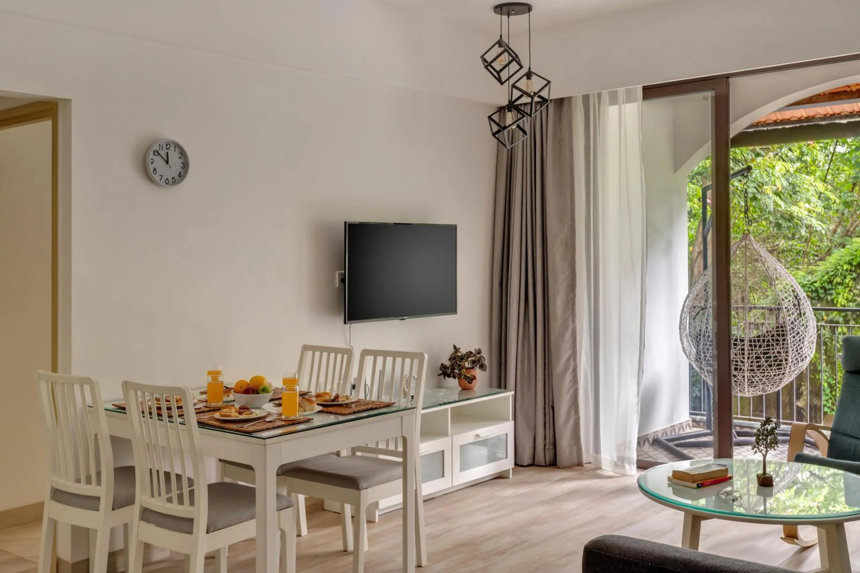 Dining area in D'Retreat 1BHK Apartment by tisyastays