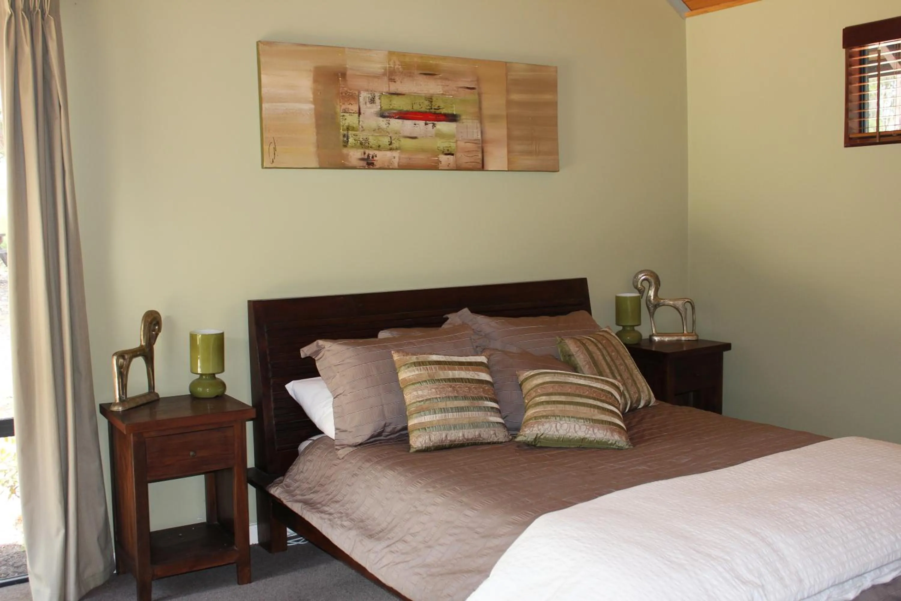 Bedroom, Bed in Scotsdale Valley Studios