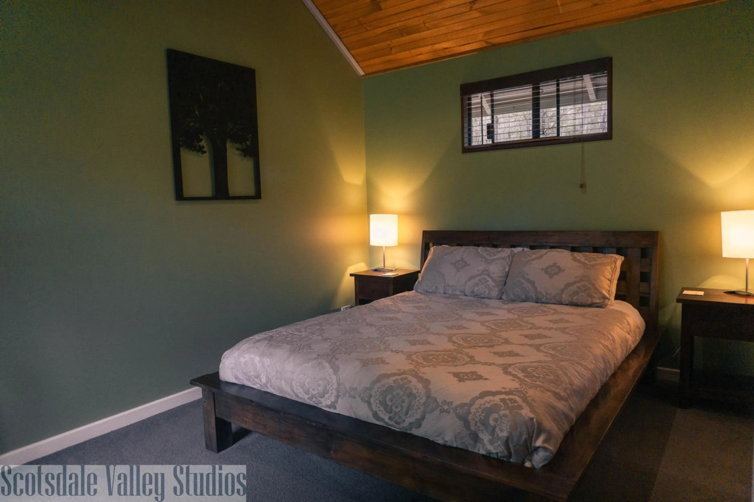 Bedroom, Bed in Scotsdale Valley Studios