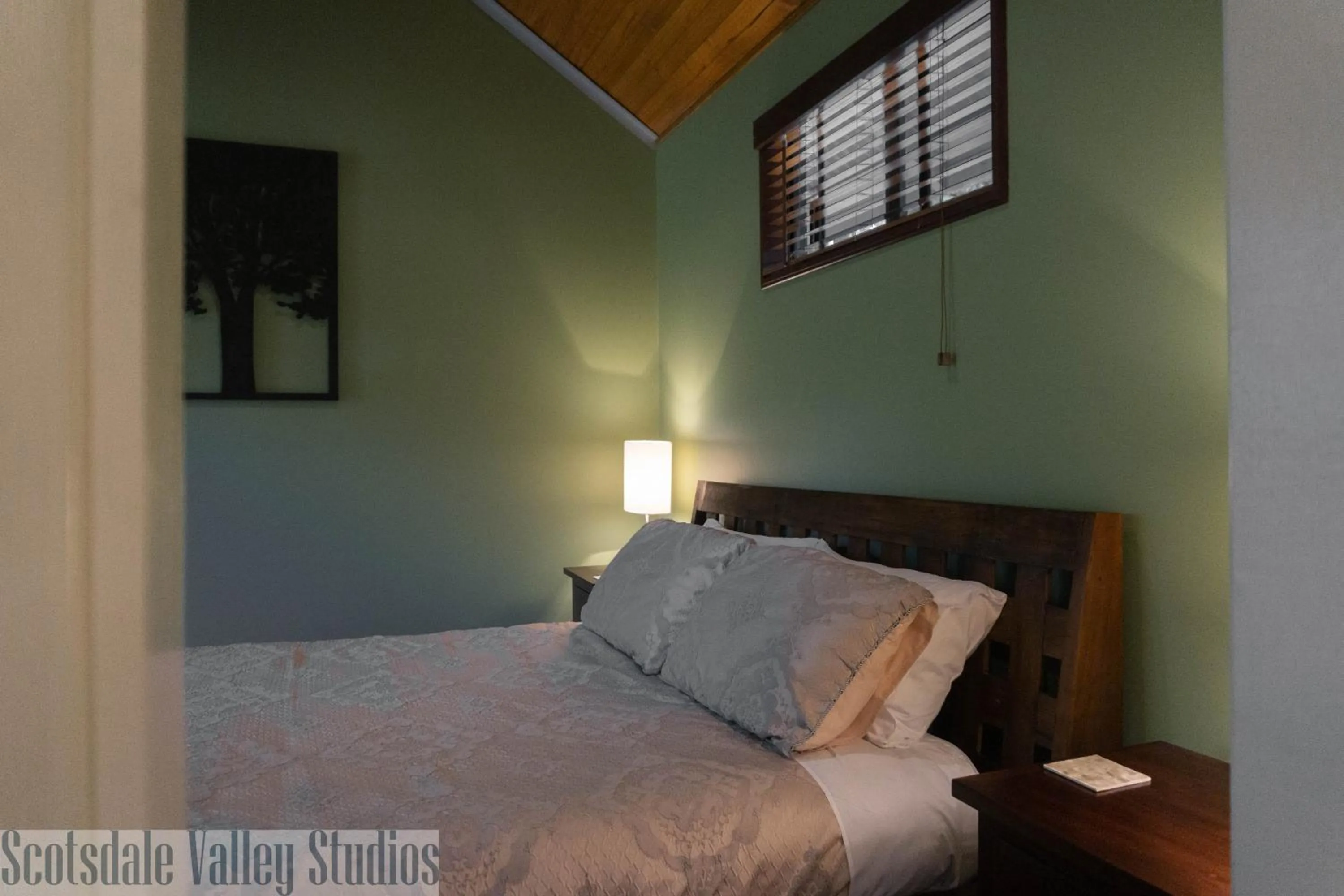 Bedroom, Bed in Scotsdale Valley Studios