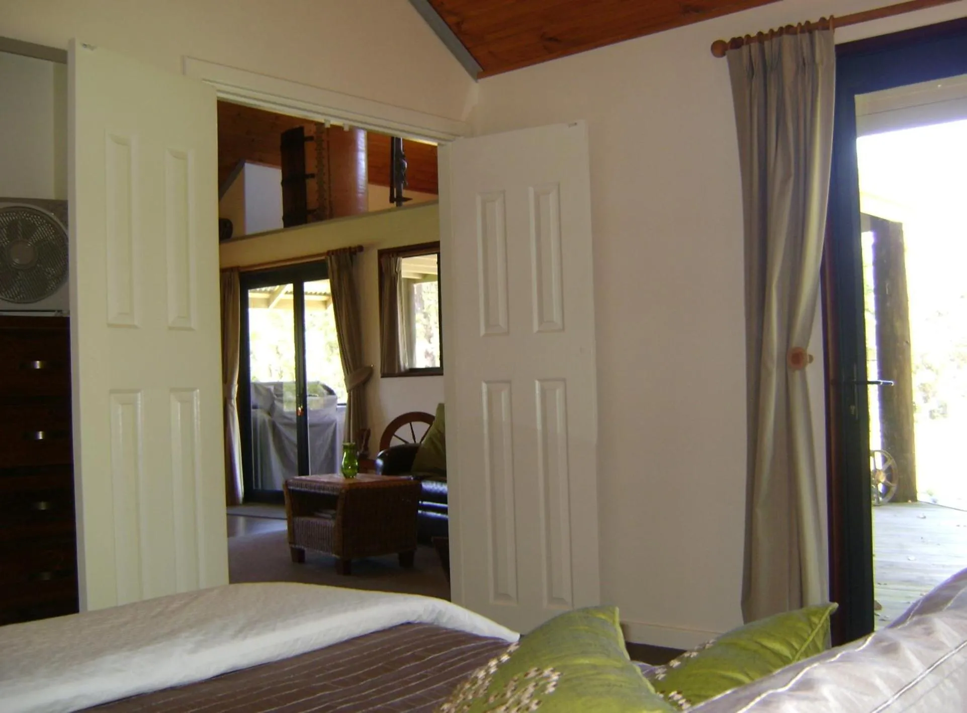 Photo of the whole room, Bed in Scotsdale Valley Studios