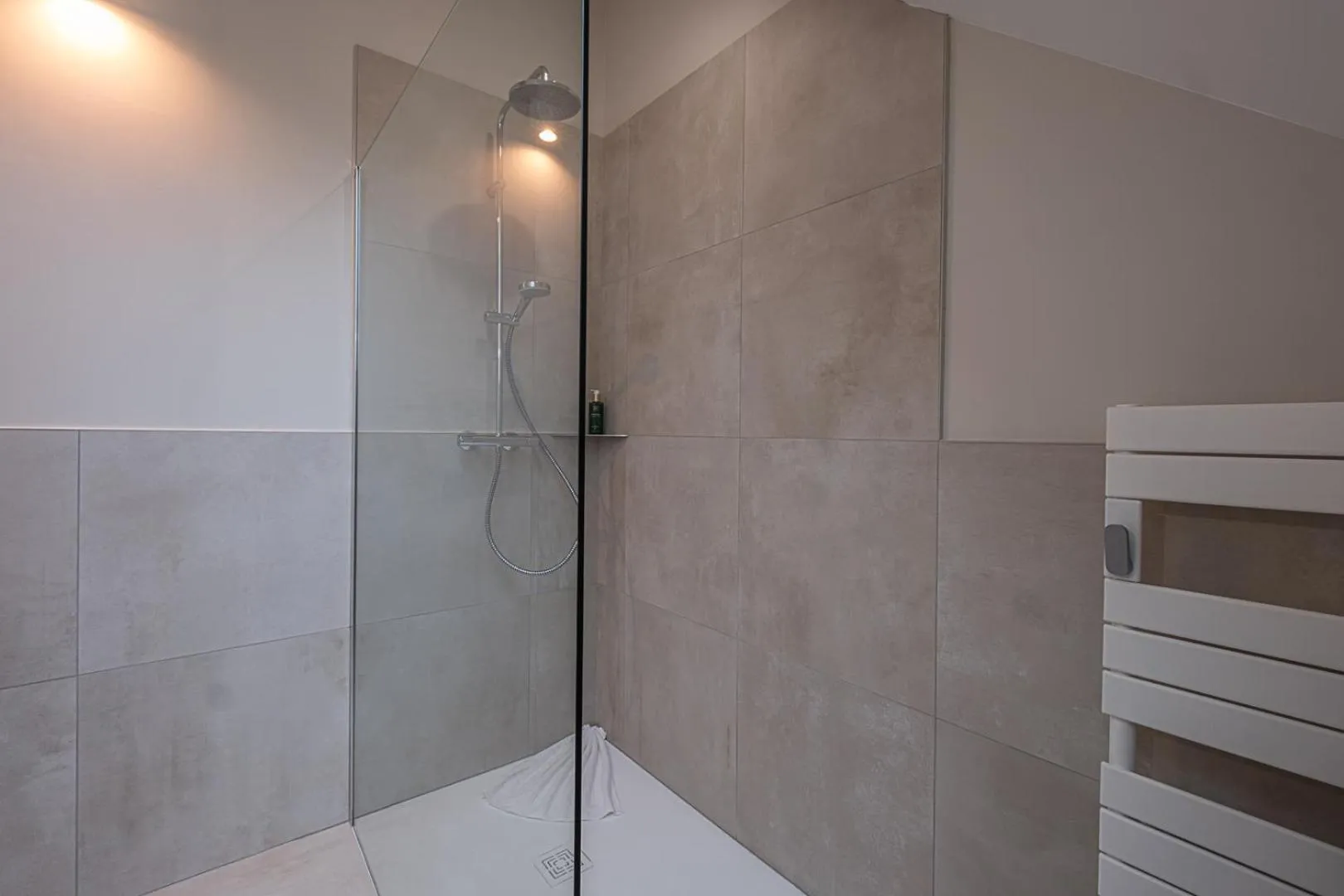 Shower in L'Horloge - Appart'Hotel proche de Disneyland