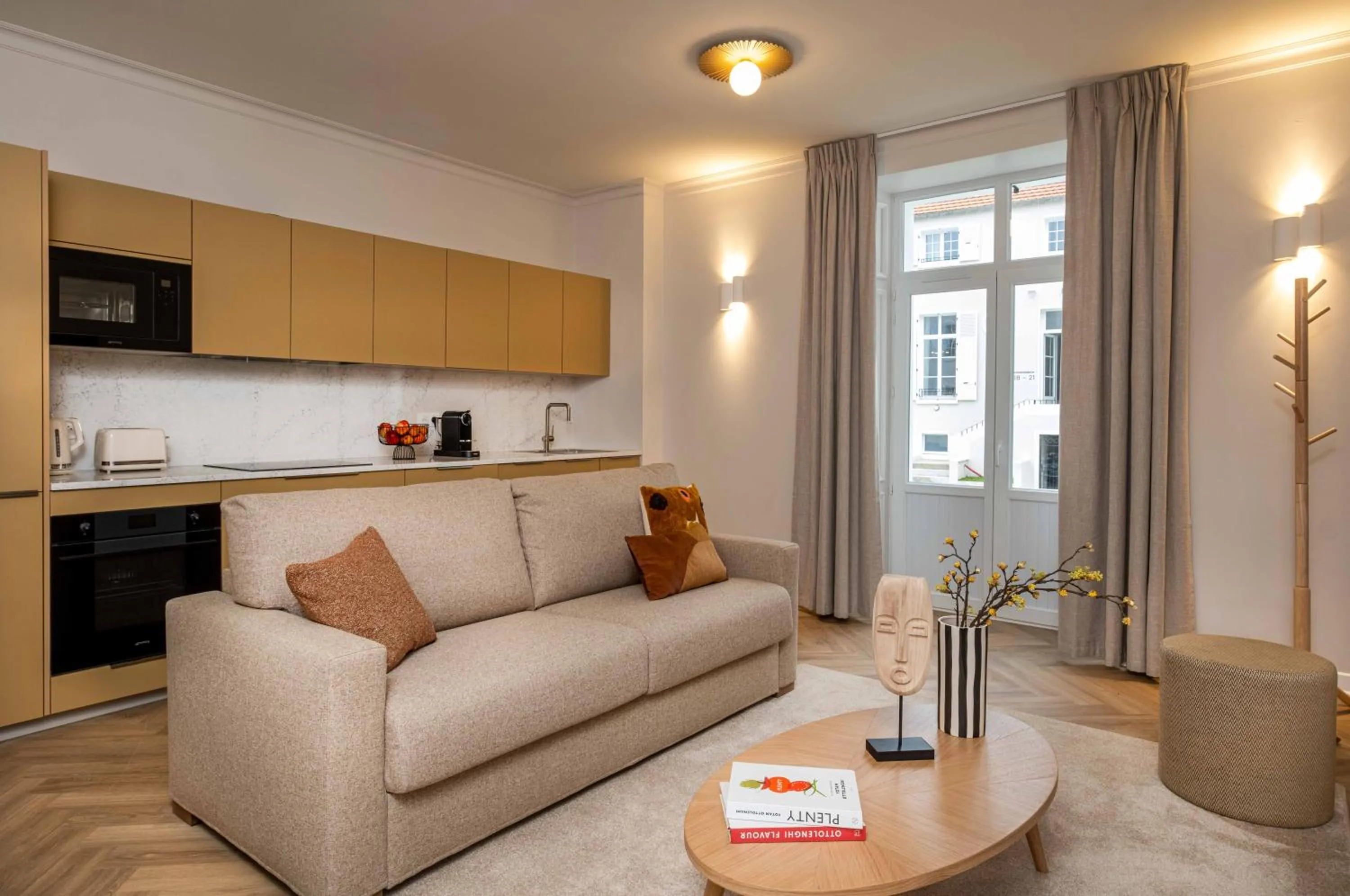 Kitchen or kitchenette in L'Horloge - Appart'Hotel proche de Disneyland