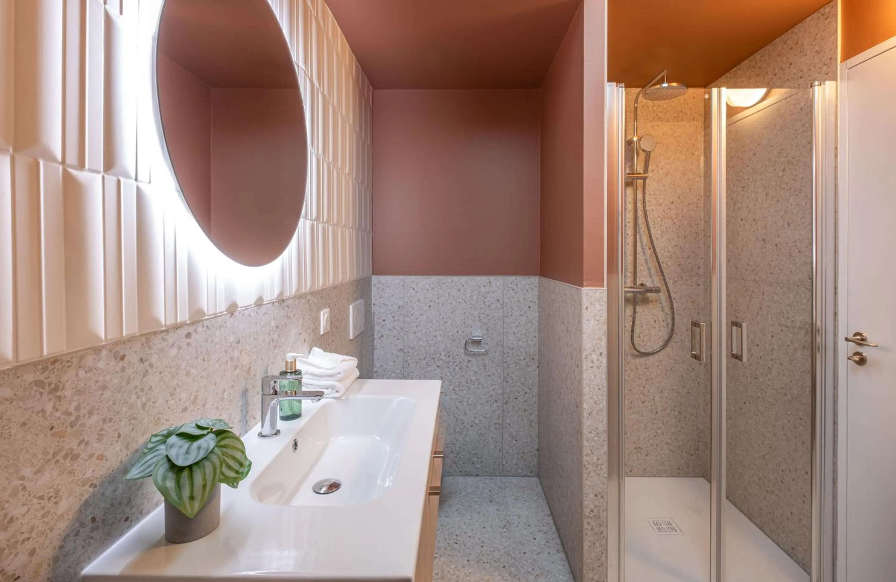 Bathroom in L'Horloge - Appart'Hotel proche de Disneyland