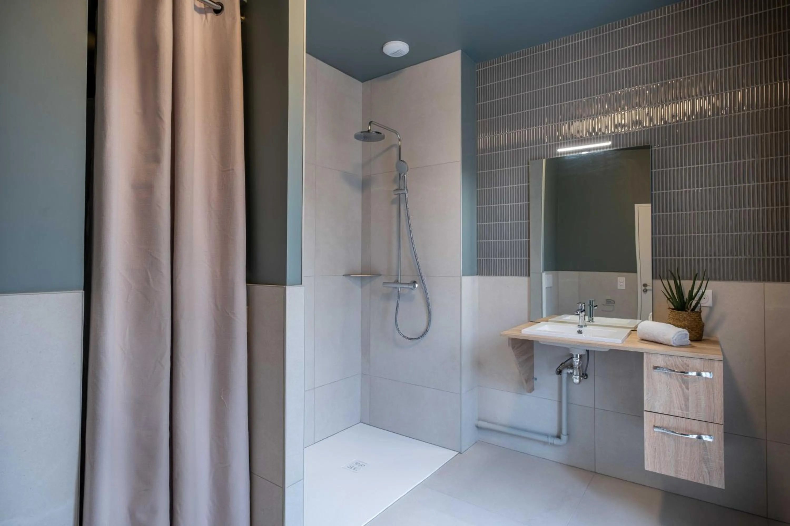 Shower in L'Horloge - Appart'Hotel proche de Disneyland