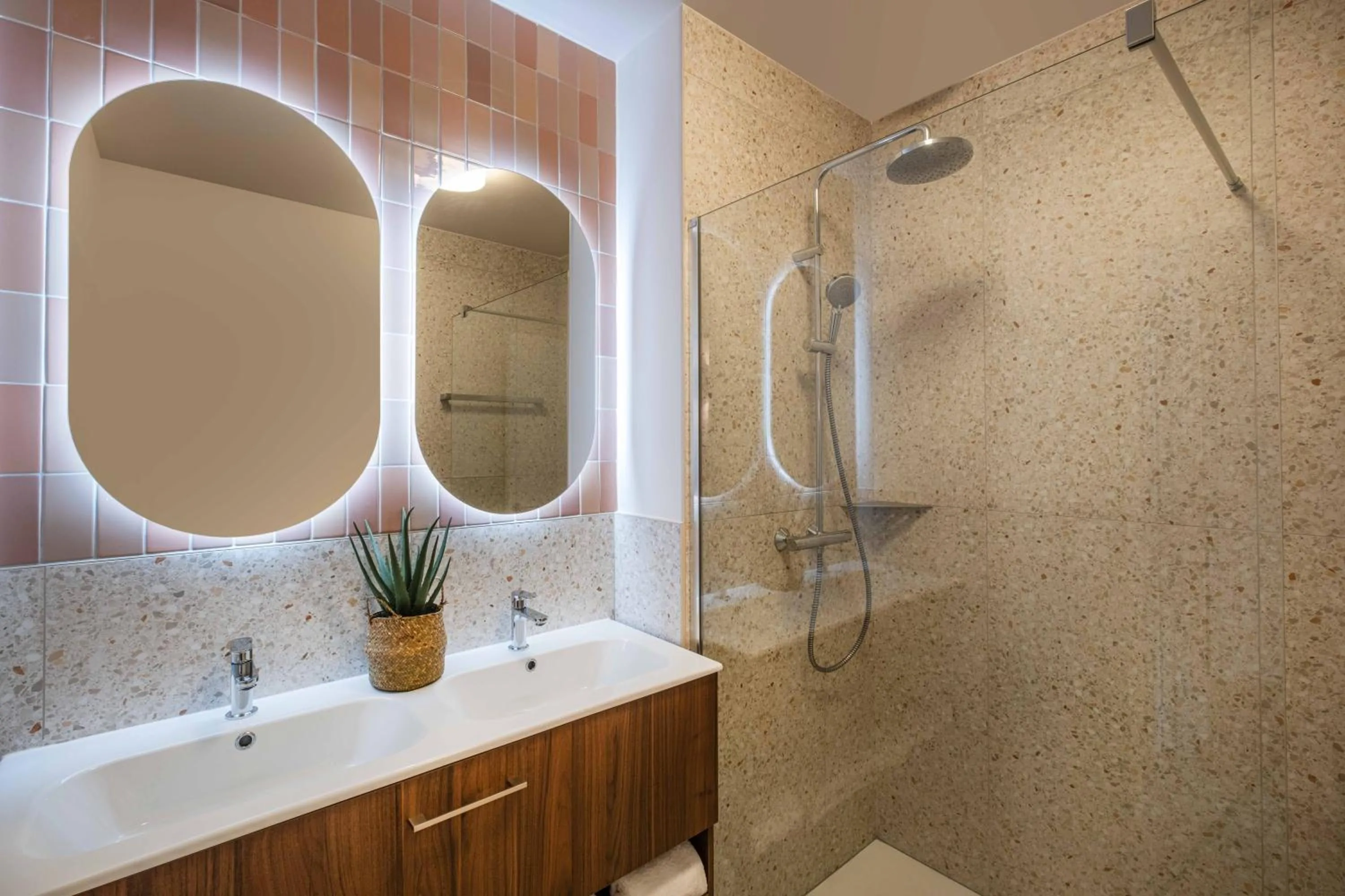 Shower in L'Horloge - Appart'Hotel proche de Disneyland