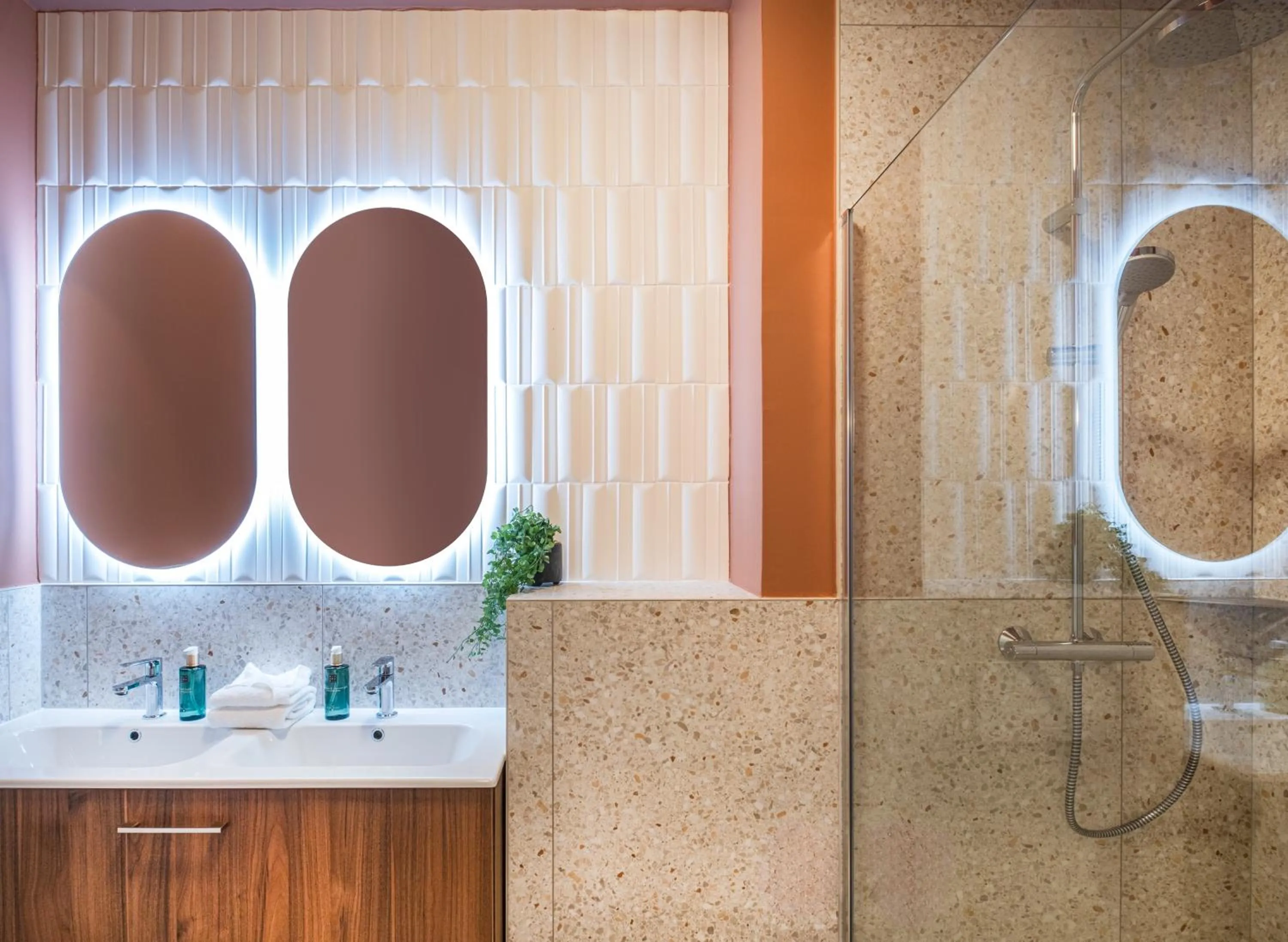 Bathroom in L'Horloge - Appart'Hotel proche de Disneyland