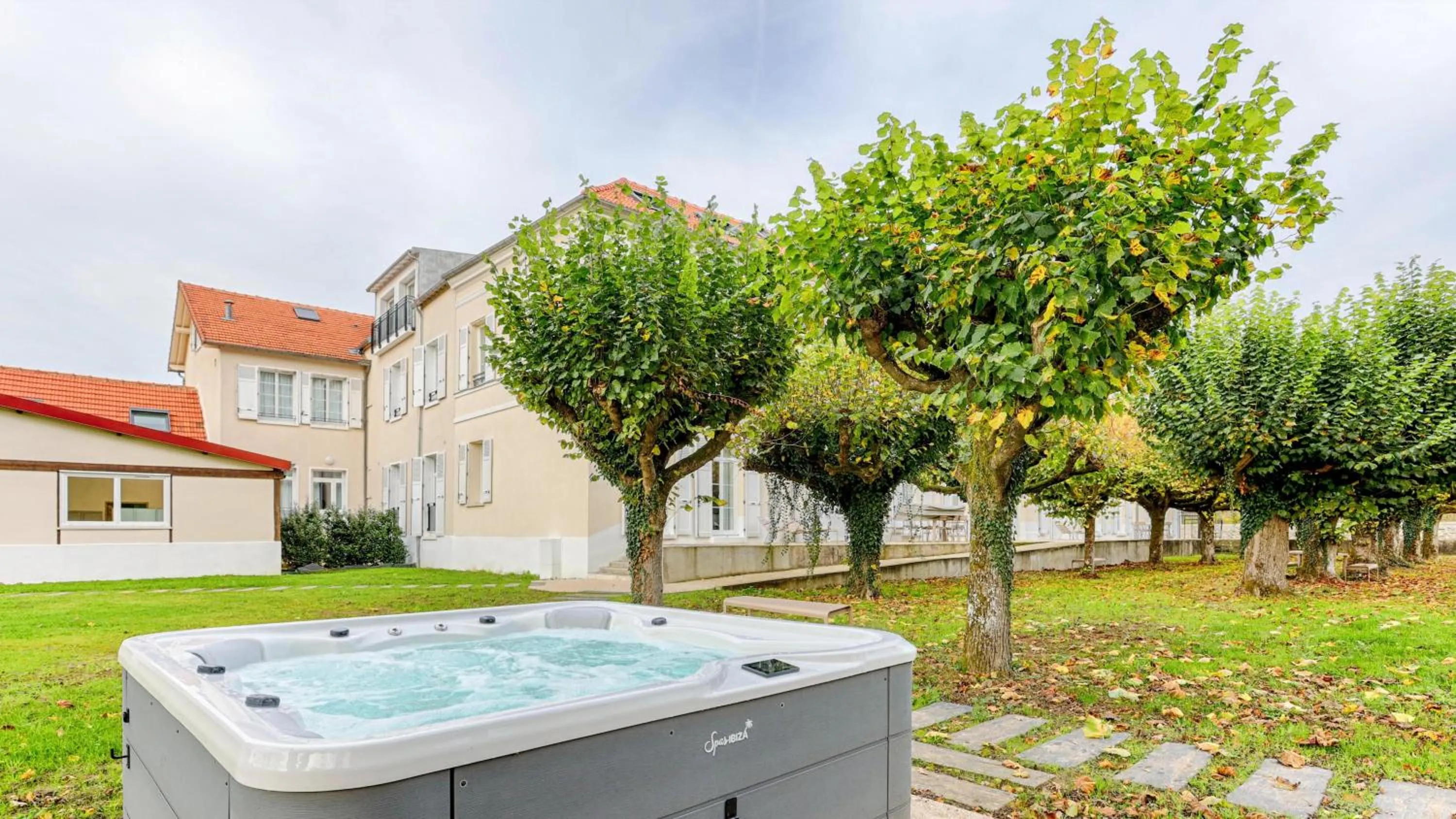 Hot Tub in L'Horloge - Appart'Hotel proche de Disneyland