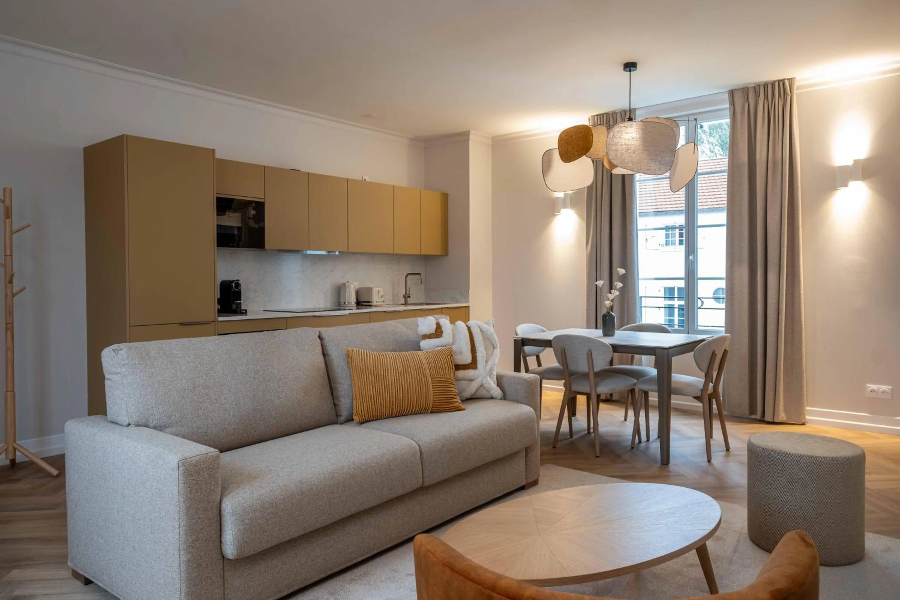 Kitchen or kitchenette in L'Horloge - Appart'Hotel proche de Disneyland