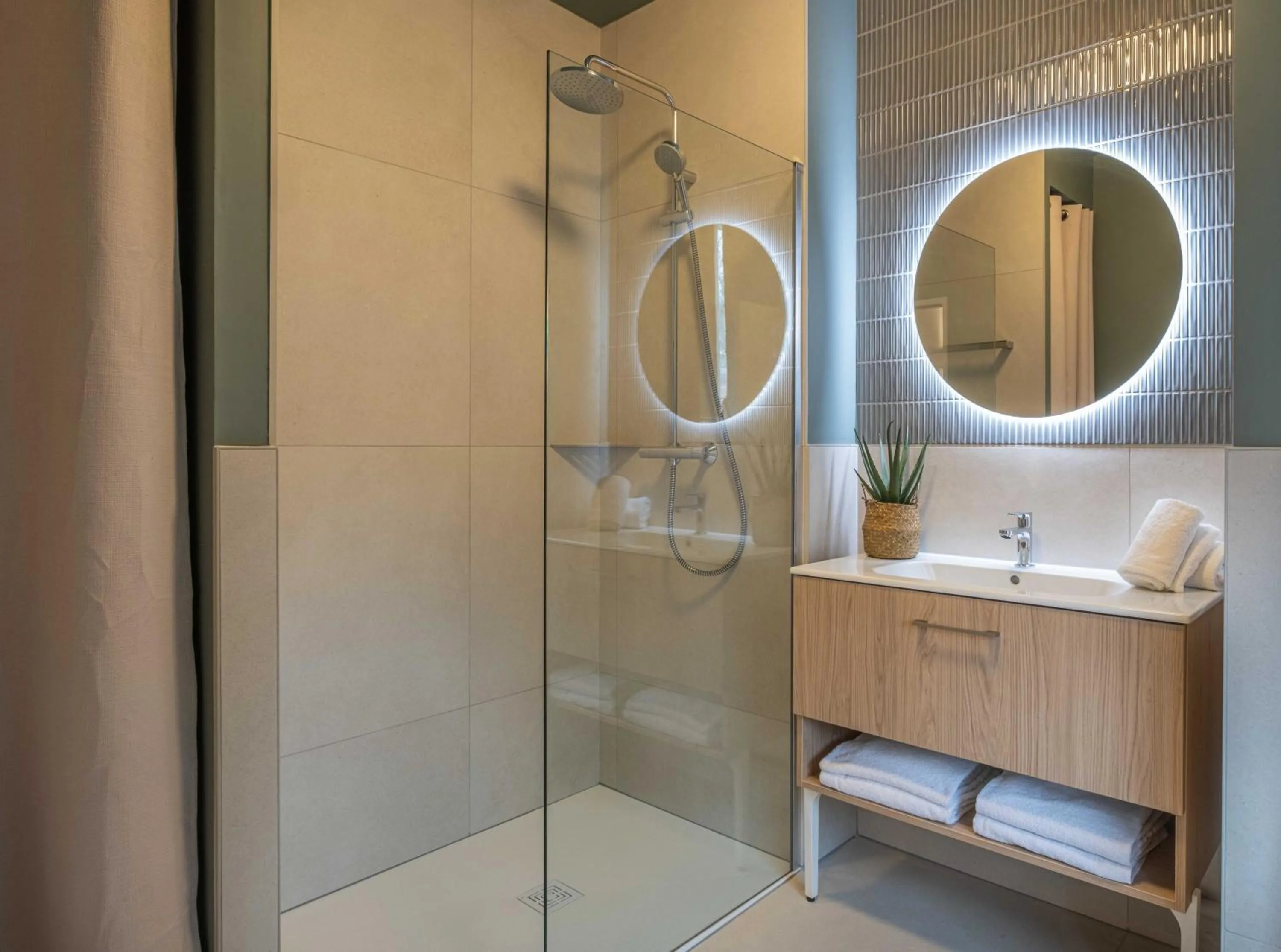 Shower in L'Horloge - Appart'Hotel proche de Disneyland