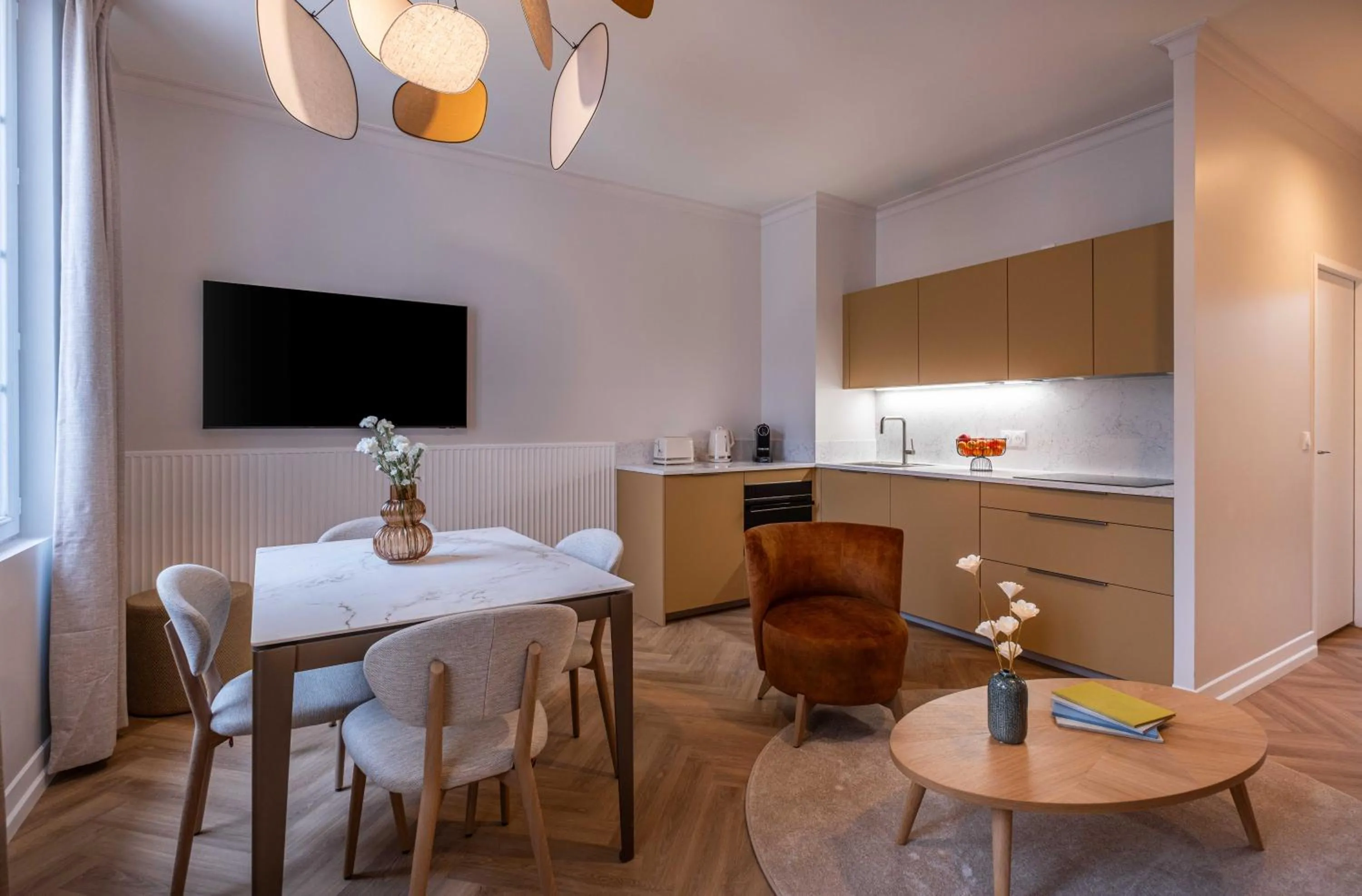 Kitchen or kitchenette in L'Horloge - Appart'Hotel proche de Disneyland