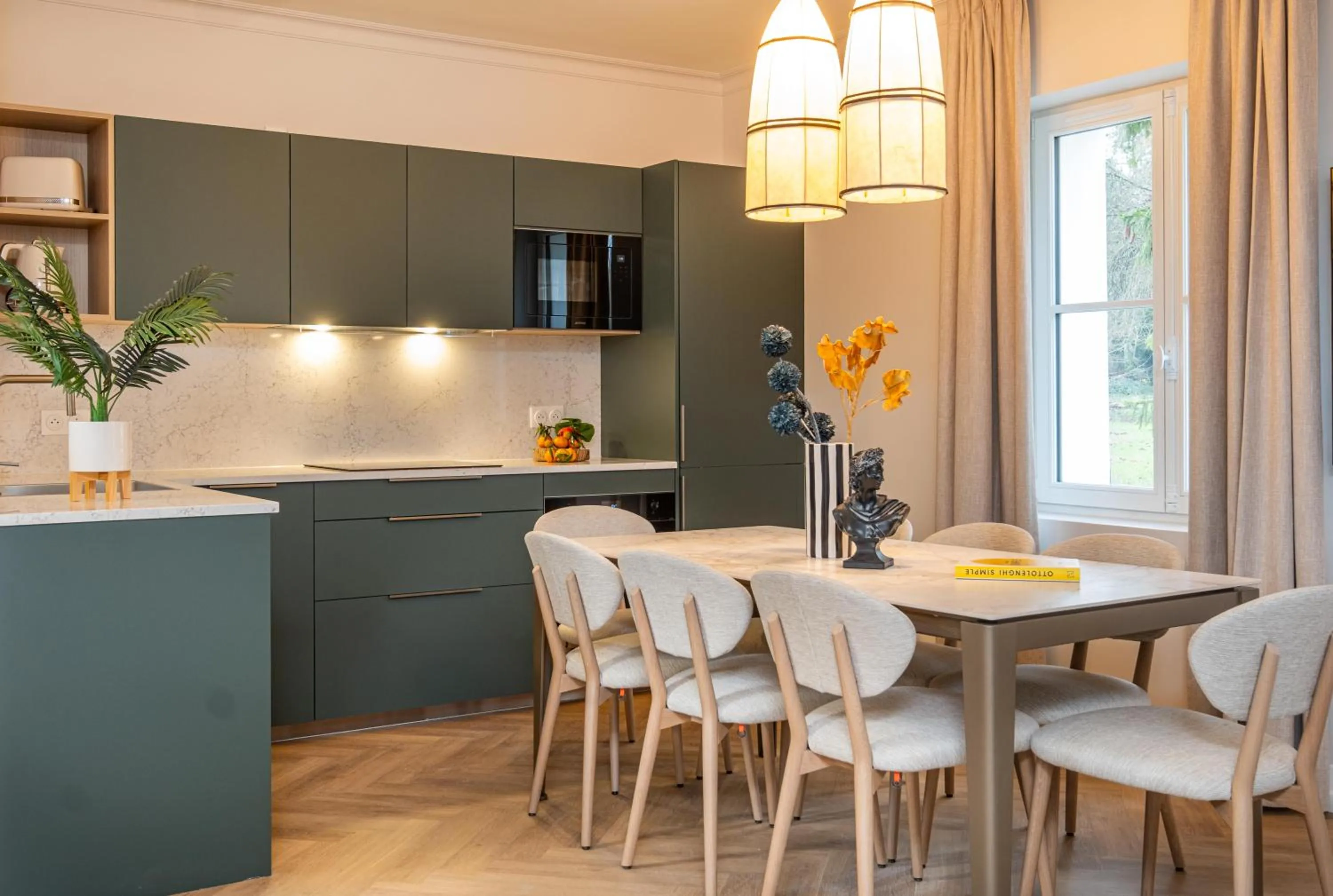 Kitchen or kitchenette in L'Horloge - Appart'Hotel proche de Disneyland