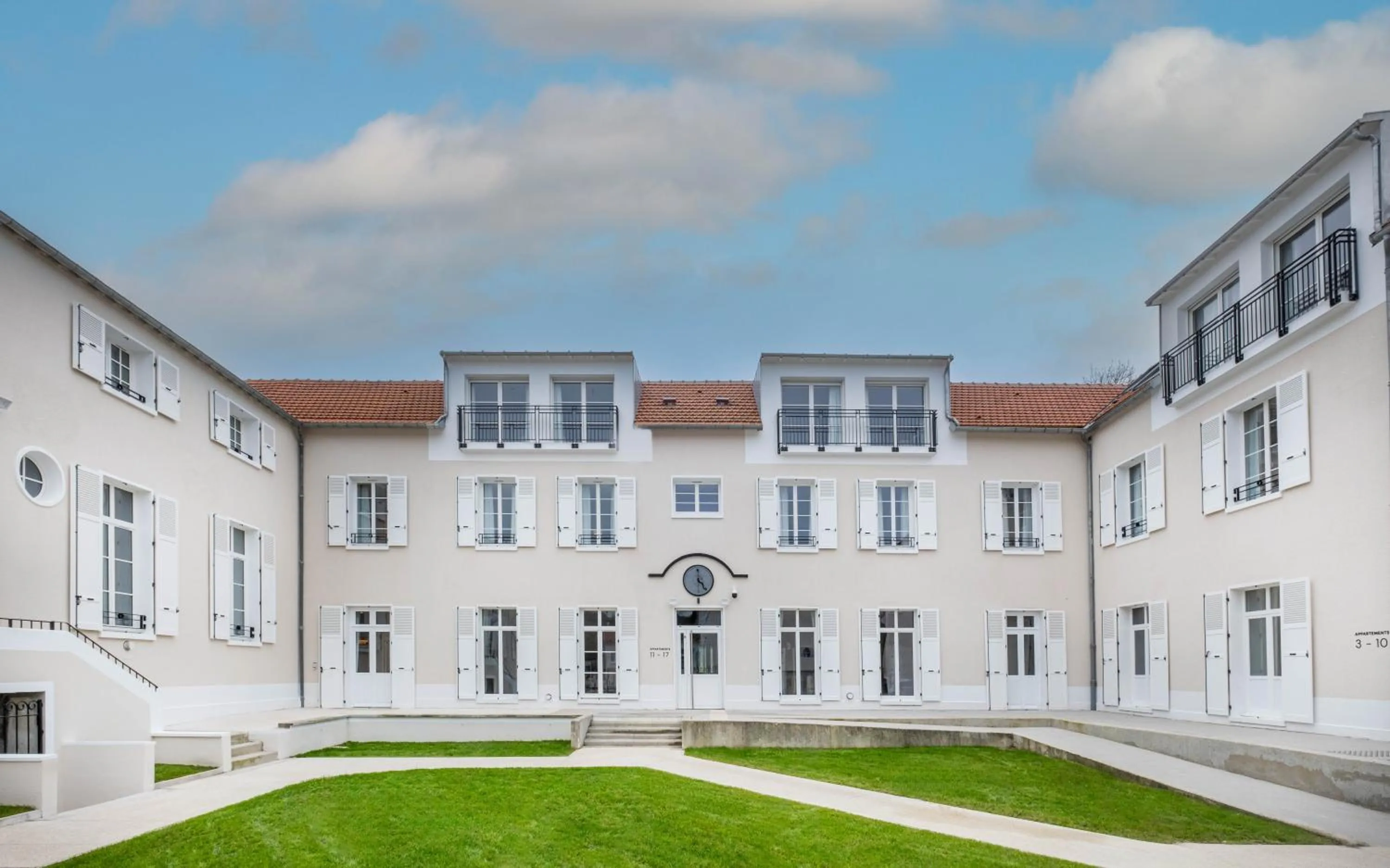 Property building in L'Horloge - Appart'Hotel proche de Disneyland