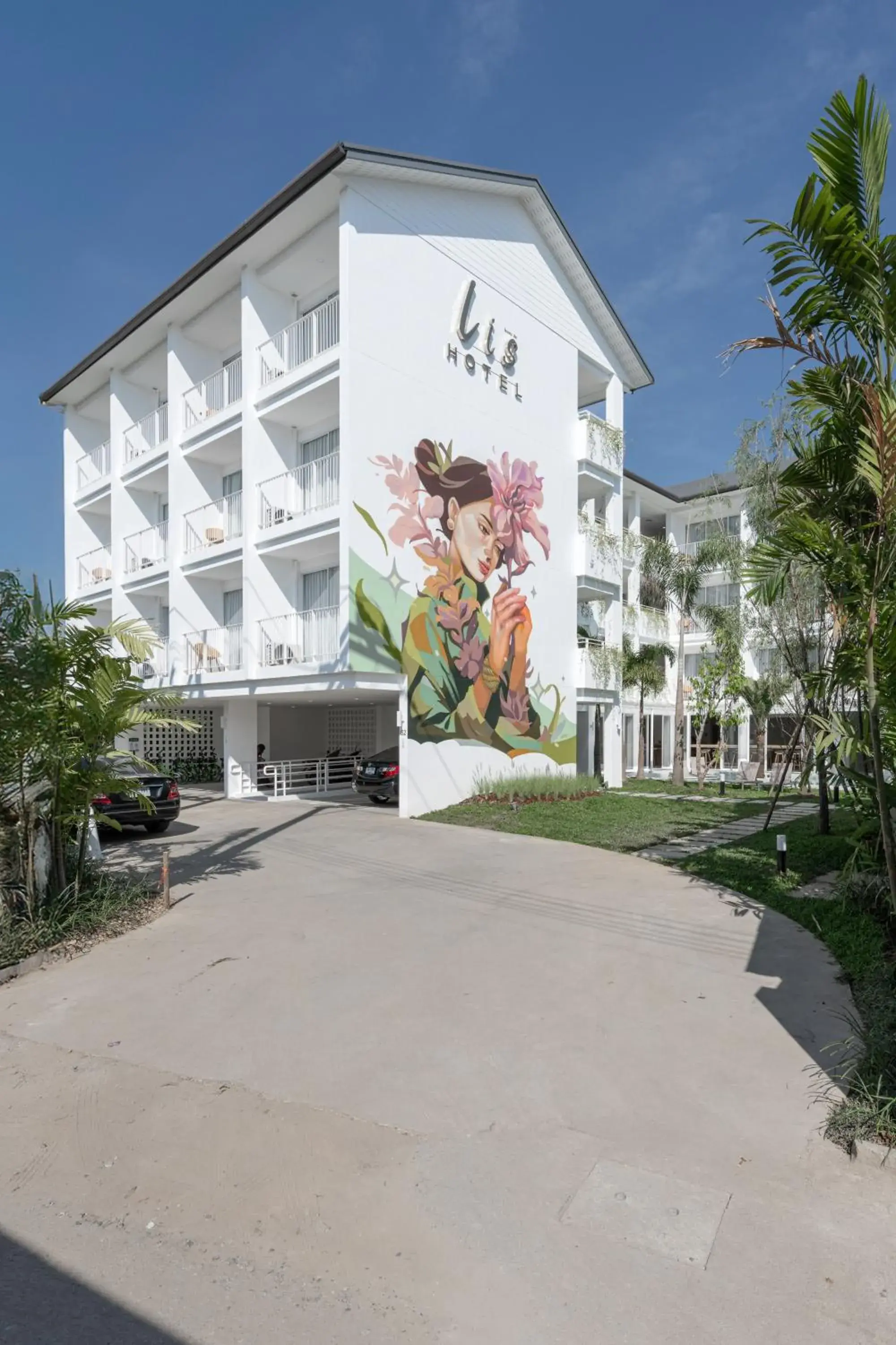Property building in Lis Hotel Chiangmai Property building in Lis Hotel Chiangmai