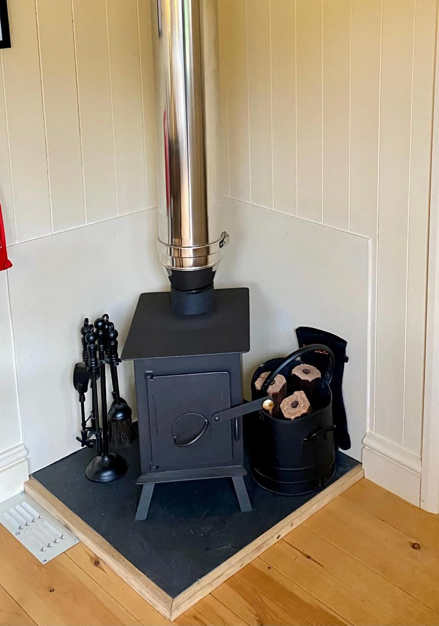 Photo of the whole room in Fourwinds B&B